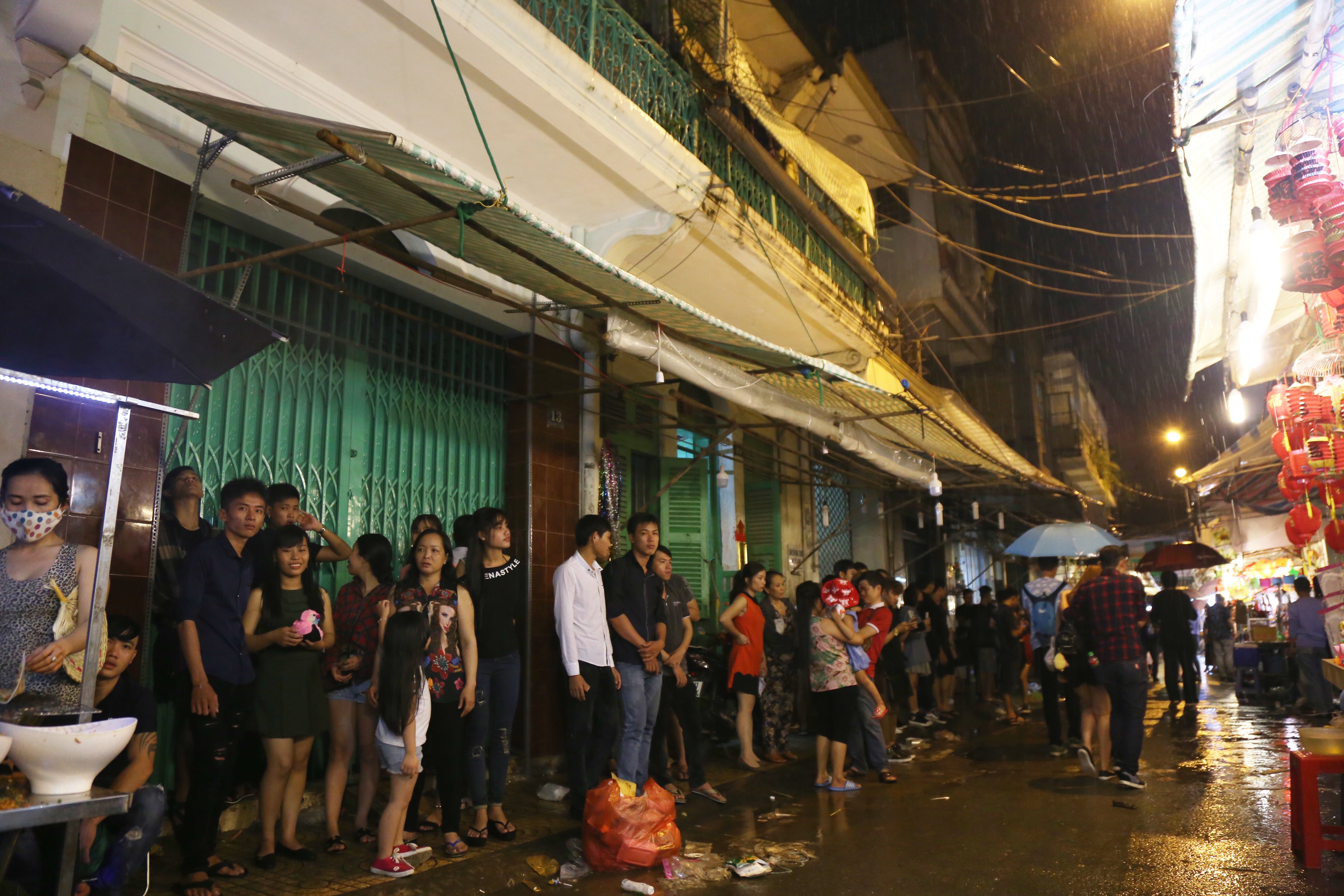 Chùm ảnh: Mưa lớn đêm trung thu, người Sài Gòn và du khách nước ngoài mặc áo mưa dạo phố lồng đèn - Ảnh 1. Chùm ảnh: Mưa lớn đêm trung thu, người Sài Gòn và du khách nước ngoài mặc áo mưa dạo phố lồng đèn - Ảnh 1.