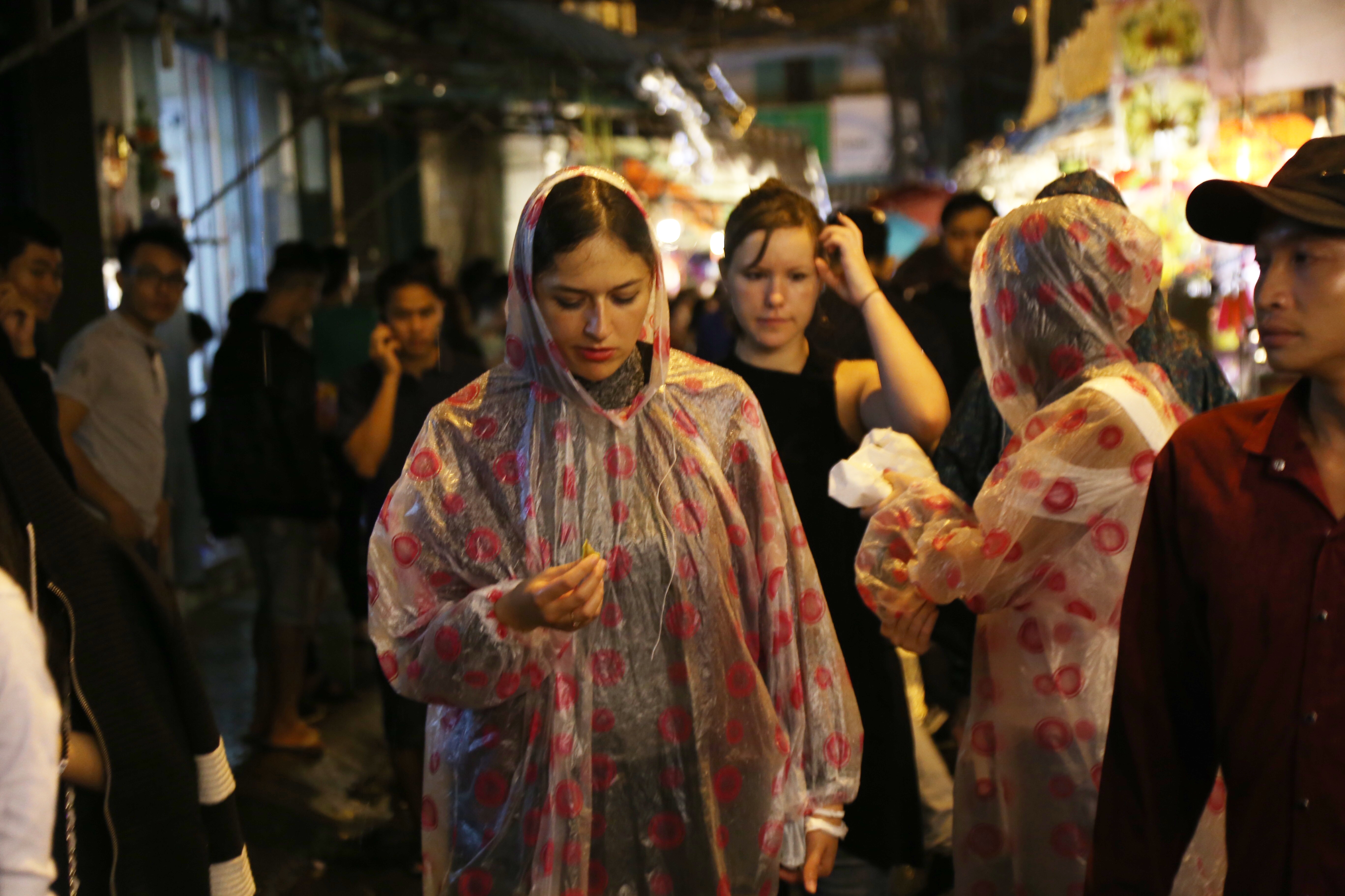 Chùm ảnh: Mưa lớn đêm trung thu, người Sài Gòn và du khách nước ngoài mặc áo mưa dạo phố lồng đèn - Ảnh 11. Chùm ảnh: Mưa lớn đêm trung thu, người Sài Gòn và du khách nước ngoài mặc áo mưa dạo phố lồng đèn - Ảnh 11.