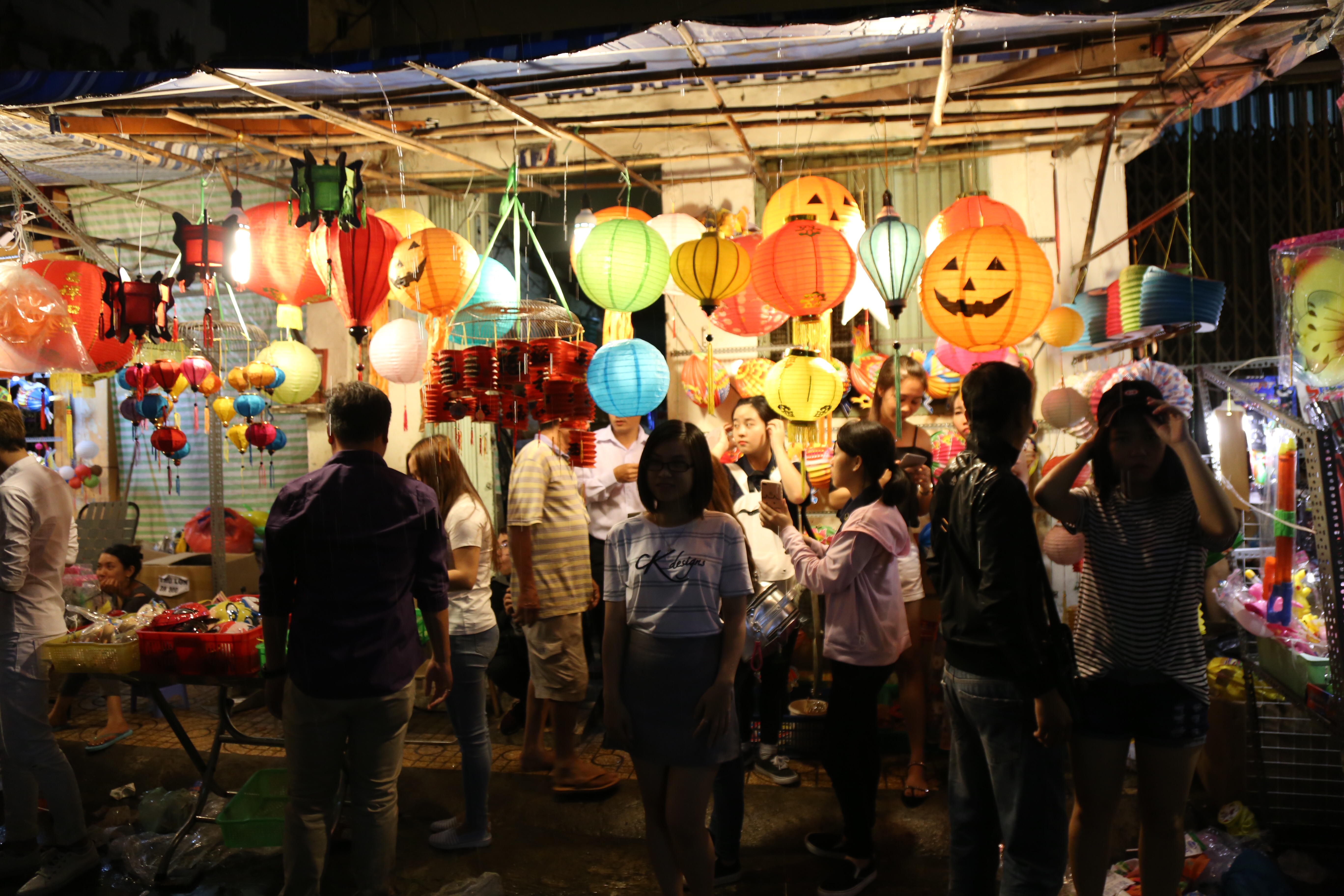 Chùm ảnh: Mưa lớn đêm trung thu, người Sài Gòn và du khách nước ngoài mặc áo mưa dạo phố lồng đèn - Ảnh 12. Chùm ảnh: Mưa lớn đêm trung thu, người Sài Gòn và du khách nước ngoài mặc áo mưa dạo phố lồng đèn - Ảnh 12.