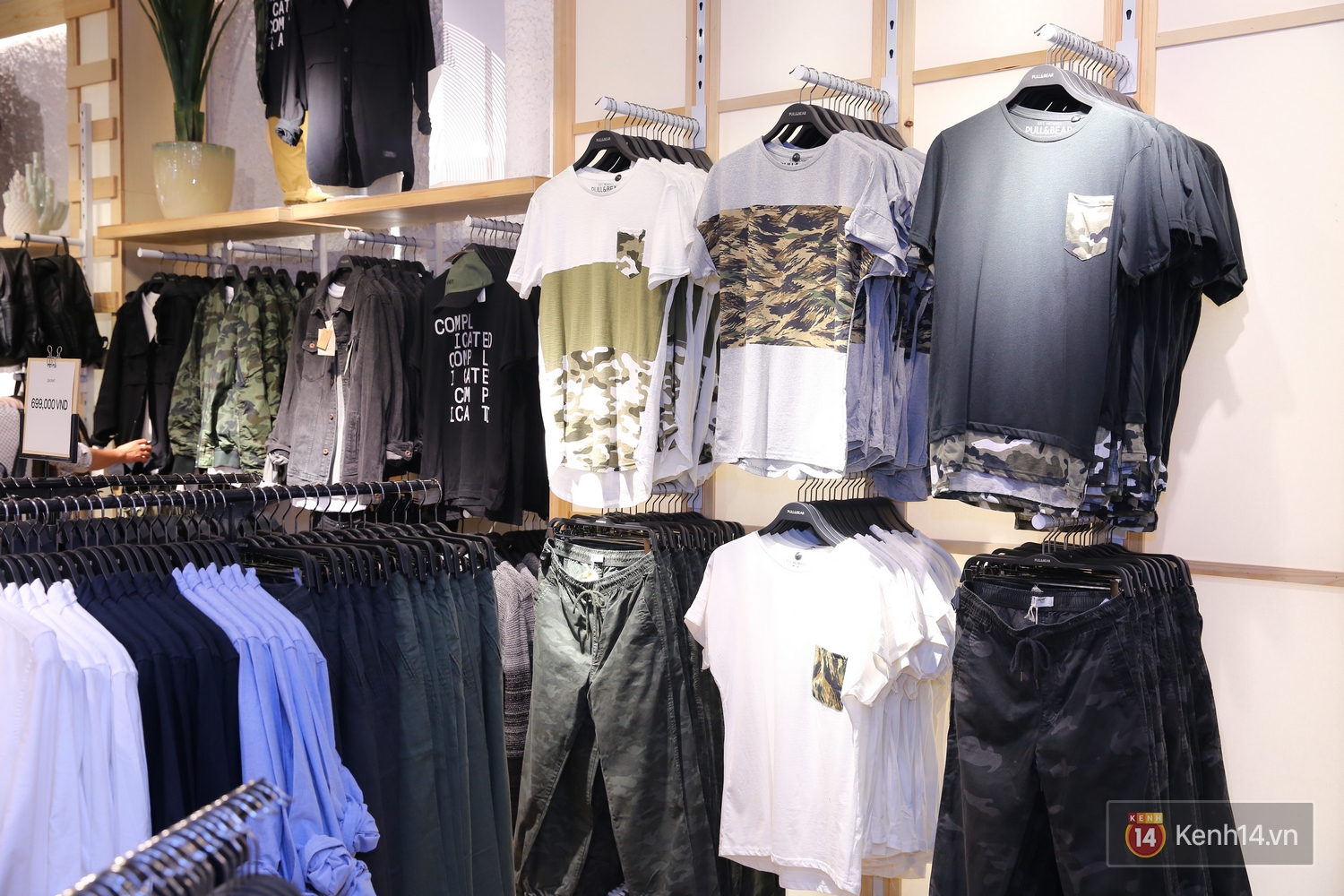 Loạt hình ảnh đầu tiên trong store Pull&Bear Việt Nam: hàng hóa đa dạng, nhiều item giá mềm chỉ 299.000 - 399.000 đồng - Ảnh 16. Loạt hình ảnh đầu tiên trong store Pull&Bear Việt Nam: hàng hóa đa dạng, nhiều item giá mềm chỉ 299.000 - 399.000 đồng - Ảnh 16.