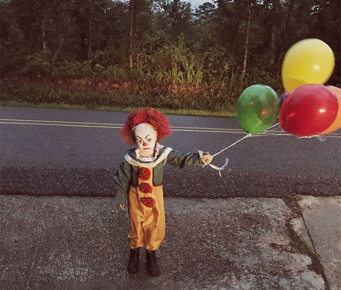 Gã hề Pennywise từ tiểu thuyết kinh dị It bước ra đời thực qua bàn tay hóa trang thần kỳ của nhiếp ảnh gia 17 tuổi - Ảnh 11. Gã hề Pennywise từ tiểu thuyết kinh dị It bước ra đời thực qua bàn tay hóa trang thần kỳ của nhiếp ảnh gia 17 tuổi - Ảnh 11.