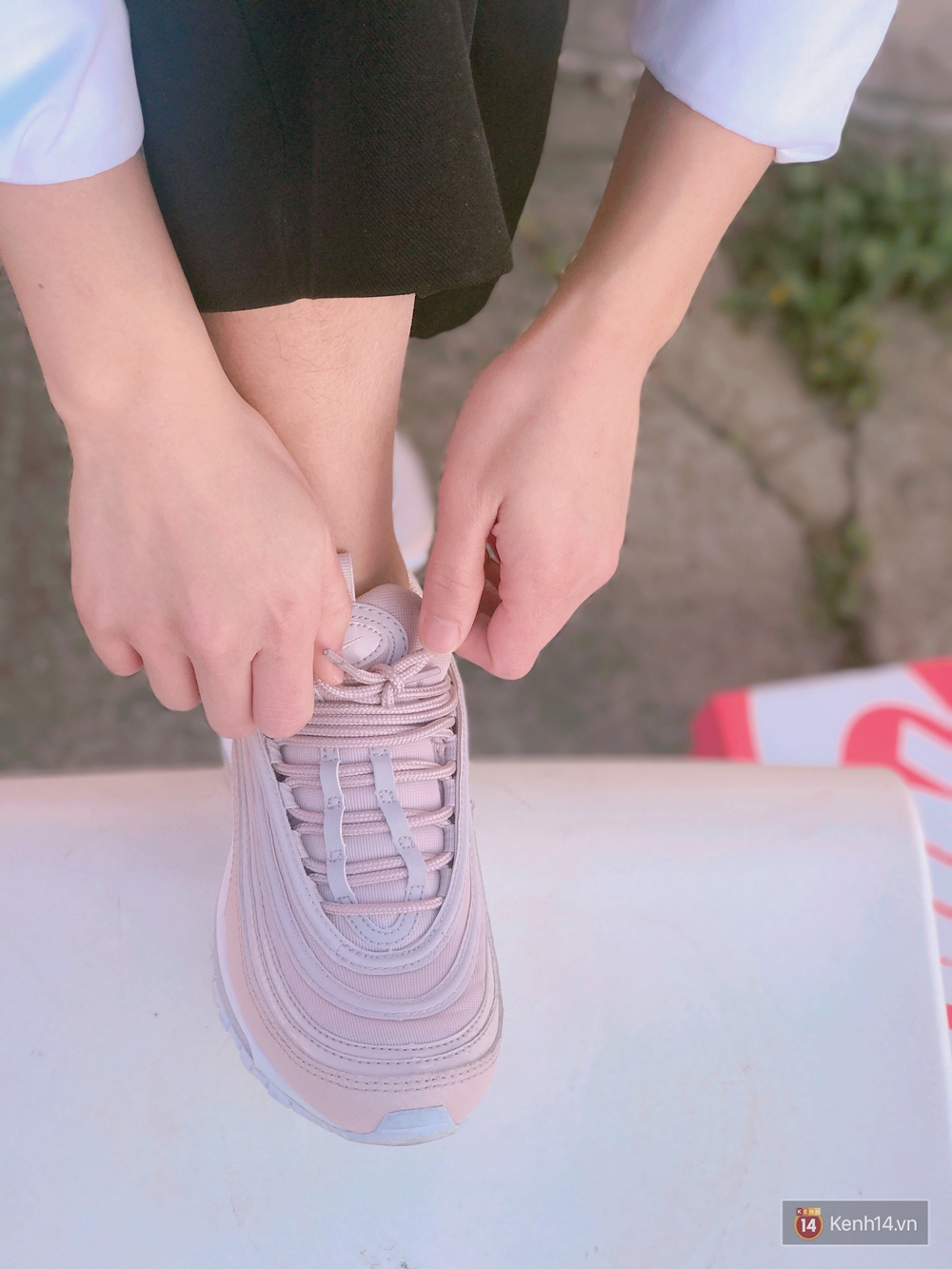 Review đôi sneaker được ví như viên kẹo ngọt đang đốn tim các cô nàng: Nike Air Max 97 Premium Pink Snakeskin - Ảnh 9. Review đôi sneaker được ví như viên kẹo ngọt đang đốn tim các cô nàng: Nike Air Max 97 Premium Pink Snakeskin - Ảnh 9.