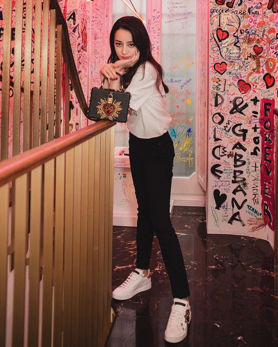 Ăn mặc đơn giản nhưng Địch Lệ Nhiệt Ba lại sở hữu cả kho toàn túi hàng hiệu màu mè hoa lá hẹ - Ảnh 6. Ăn mặc đơn giản nhưng Địch Lệ Nhiệt Ba lại sở hữu cả kho toàn túi hàng hiệu màu mè hoa lá hẹ - Ảnh 6.