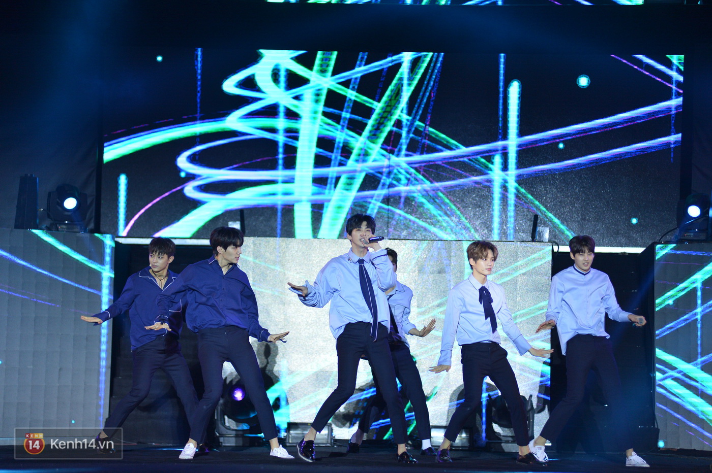 MBC Music K-Plus Concert: Khán giả đông hơn hẳn đêm diễn đầu, dàn sao Hàn hát nhảy cực sung - Ảnh 27. MBC Music K-Plus Concert: Khán giả đông hơn hẳn đêm diễn đầu, dàn sao Hàn hát nhảy cực sung - Ảnh 27.