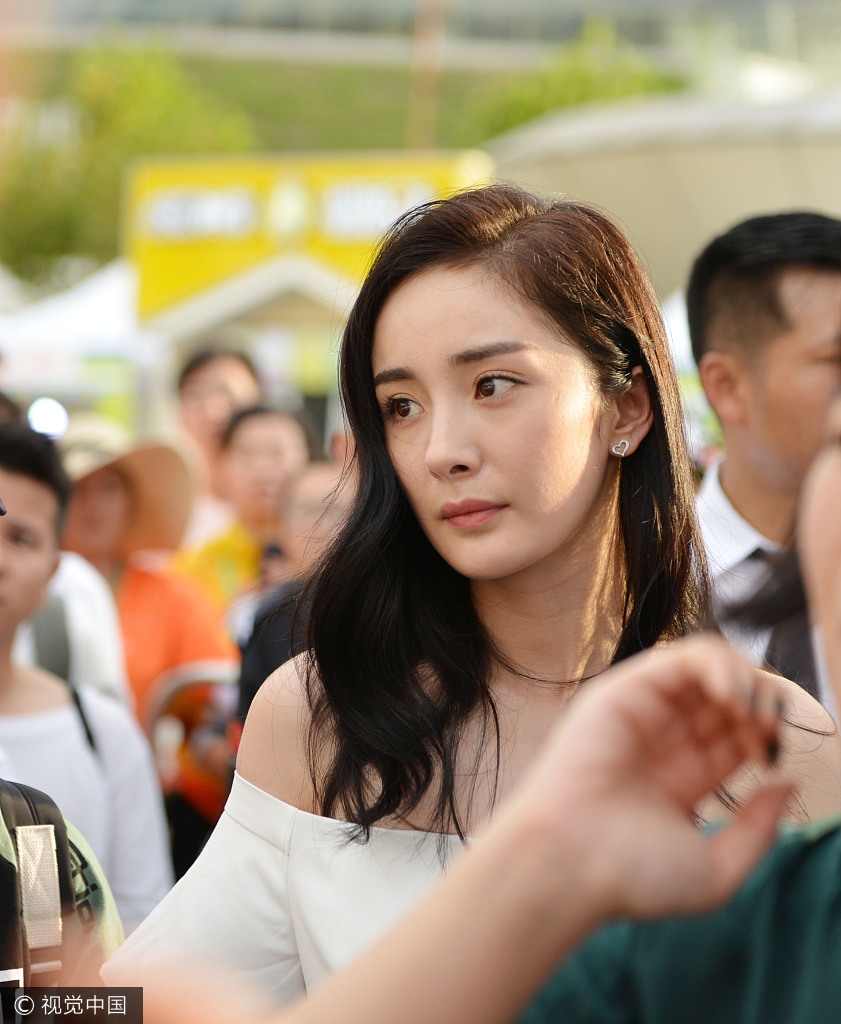 Khoe vai trần, Dương Mịch lại kém tươi tắn trong sự kiện mới - Ảnh 1. Khoe vai trần, Dương Mịch lại kém tươi tắn trong sự kiện mới - Ảnh 1.