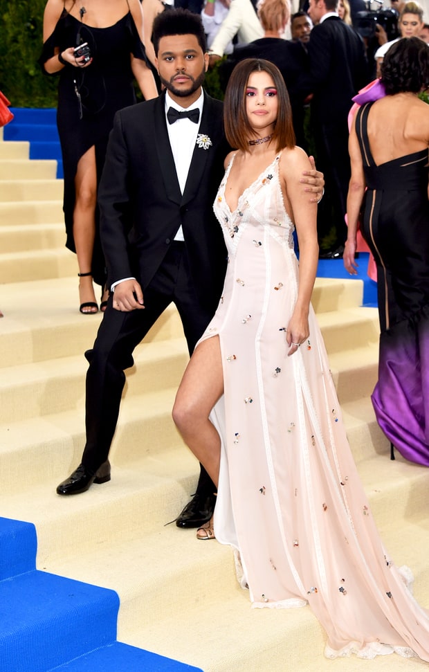 Selena tình tứ bên The Weeknd cực dễ thương tại Met Gala sau khi suýt chạm mặt mẹ Bella Hadid - Ảnh 6.