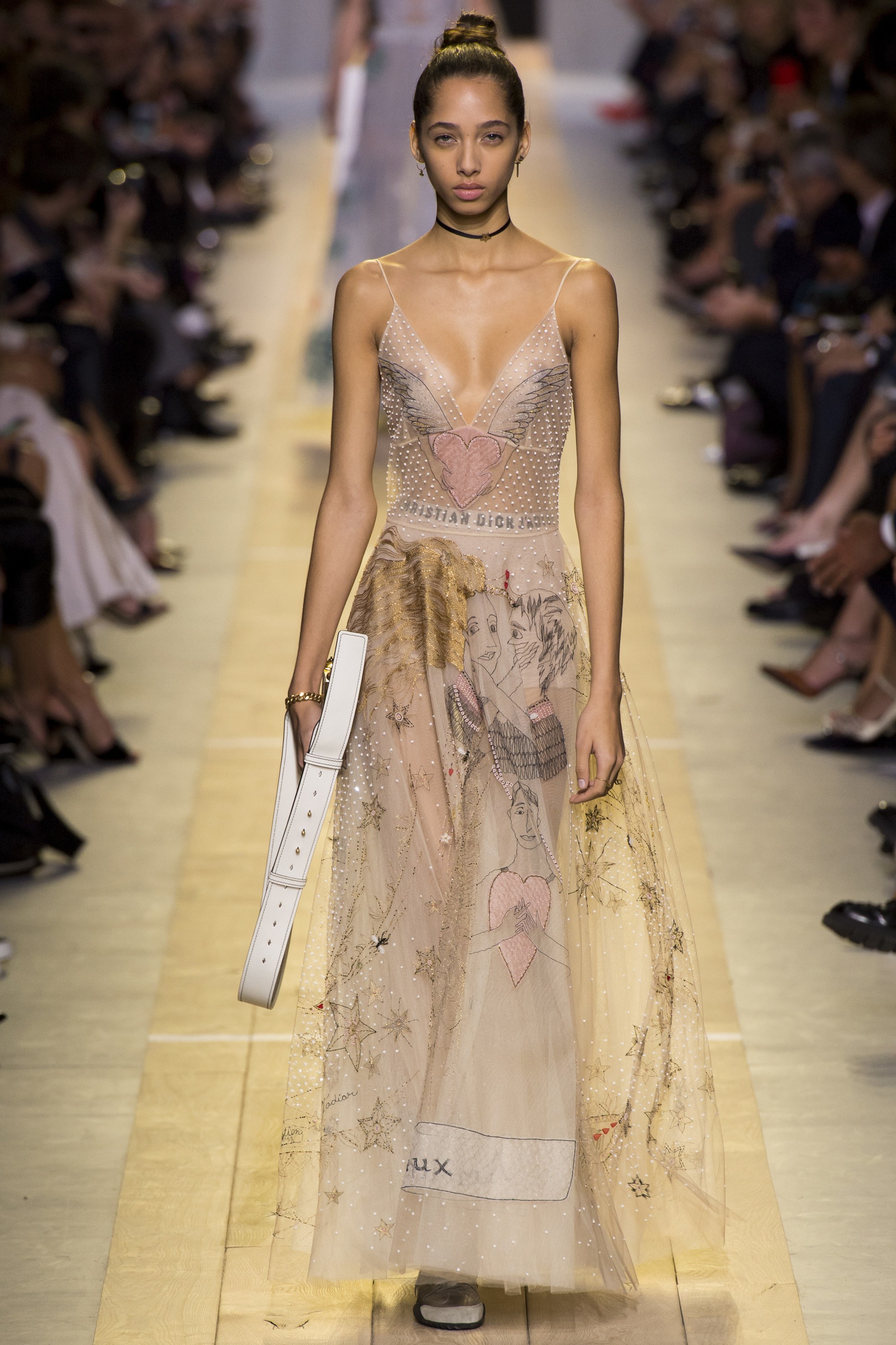 500.000 hạt sequin, 170 giờ làm từ 20 nghệ nhân... bảo sao đây là những thiết kế kỳ công nhất 2016! - Ảnh 12. 500.000 hạt sequin, 170 giờ làm từ 20 nghệ nhân... bảo sao đây là những thiết kế kỳ công nhất 2016! - Ảnh 12.