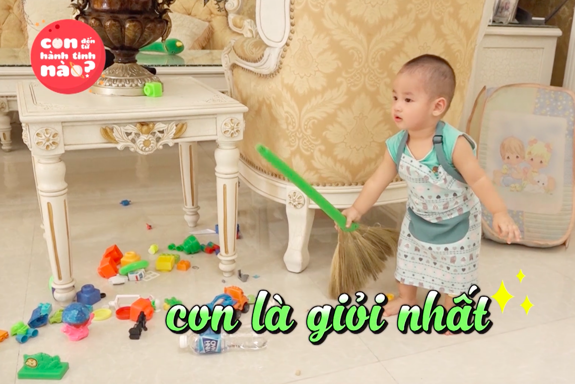Con trai nhỏ xíu của Đăng Khôi cặm cụi quét nhà quên cả trời đất - Ảnh 8. Con trai nhỏ xíu của Đăng Khôi cặm cụi quét nhà quên cả trời đất - Ảnh 8.