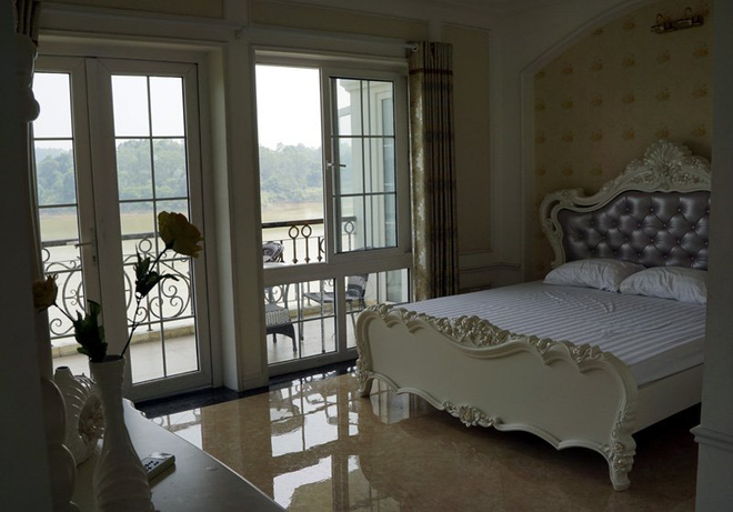 Khám phá biệt thự ven hồ của ông trùm Phan Quân trong Người phán xử - Ảnh 7. Khám phá biệt thự ven hồ của ông trùm Phan Quân trong Người phán xử - Ảnh 7.