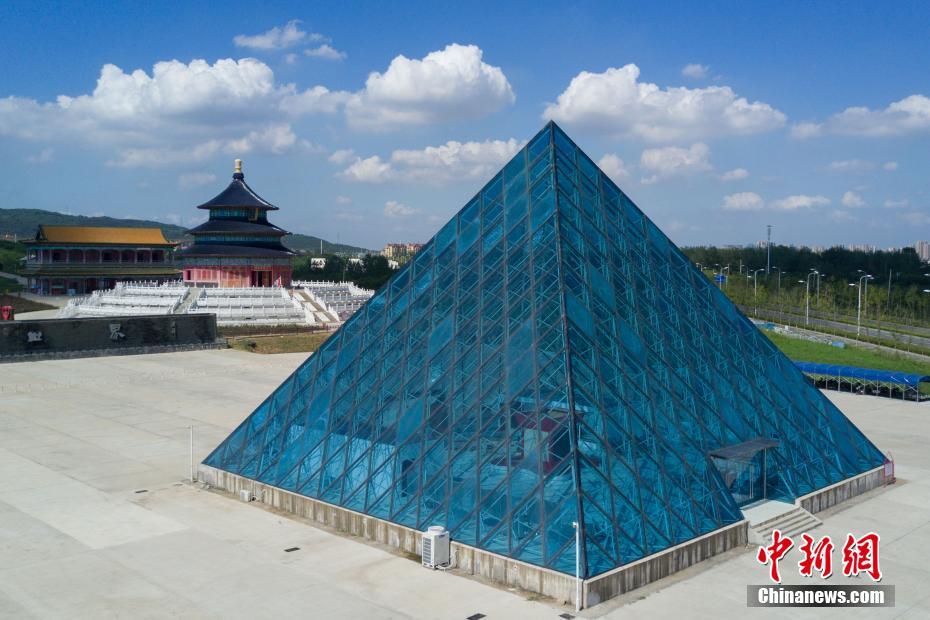 Dở khóc dở cười khi chứng kiến cảnh siêu anh hùng Hollywood đứng canh gác cho tượng nhân sư nhái ở Trung Quốc - Ảnh 6. Dở khóc dở cười khi chứng kiến cảnh siêu anh hùng Hollywood đứng canh gác cho tượng nhân sư nhái ở Trung Quốc - Ảnh 6.