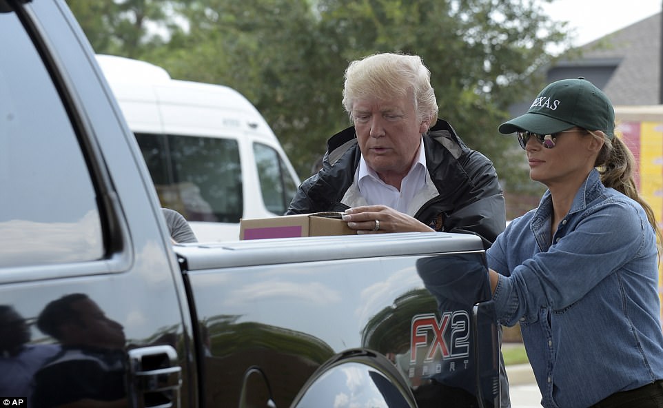 Đệ nhất phu nhân Melania Trump giản dị cùng chồng tới thăm người dân Texas sau bão Harvey - Ảnh 7. Đệ nhất phu nhân Melania Trump giản dị cùng chồng tới thăm người dân Texas sau bão Harvey - Ảnh 7.
