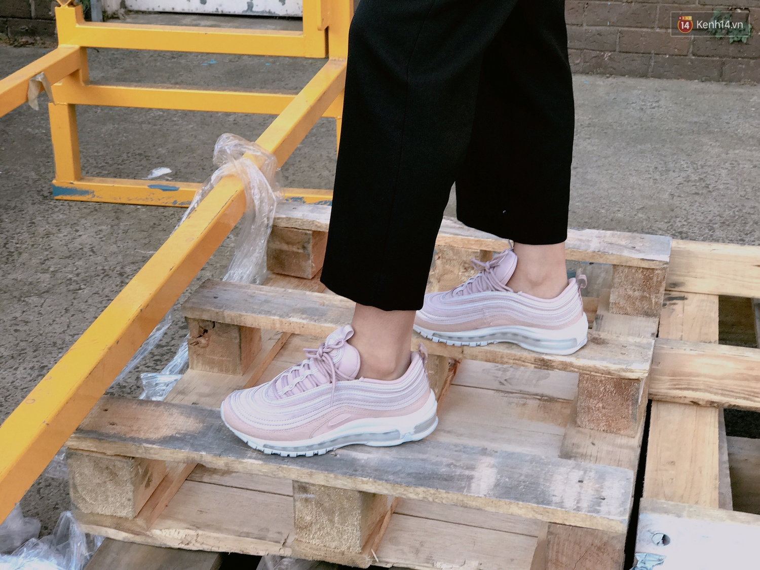 Review đôi sneaker được ví như viên kẹo ngọt đang đốn tim các cô nàng: Nike Air Max 97 Premium Pink Snakeskin - Ảnh 10. Review đôi sneaker được ví như viên kẹo ngọt đang đốn tim các cô nàng: Nike Air Max 97 Premium Pink Snakeskin - Ảnh 10.