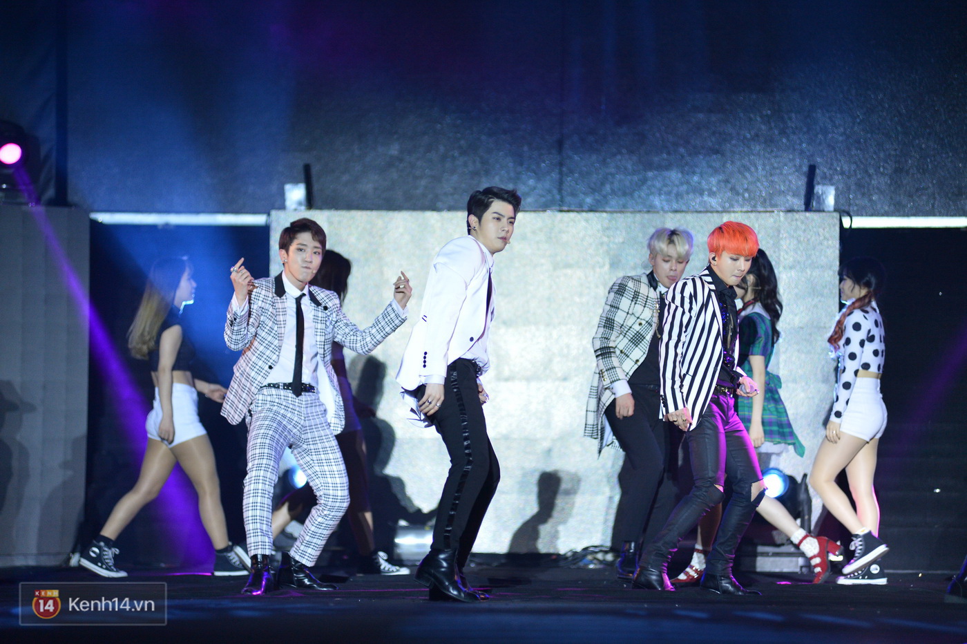 MBC Music K-Plus Concert: Khán giả đông hơn hẳn đêm diễn đầu, dàn sao Hàn hát nhảy cực sung - Ảnh 33. MBC Music K-Plus Concert: Khán giả đông hơn hẳn đêm diễn đầu, dàn sao Hàn hát nhảy cực sung - Ảnh 33.