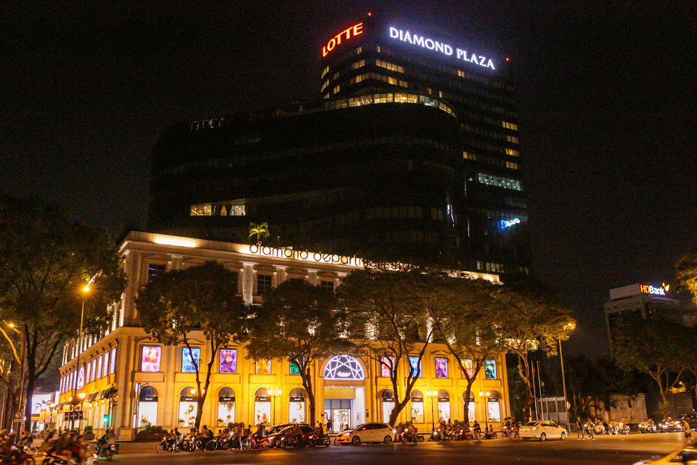 Ngắm Hà Nội - Sài Gòn: Trước và sau khi các điểm nổi tiếng đồng loạt tắt đèn nhân 10 năm Giờ Trái Đất - Ảnh 23. Ngắm Hà Nội - Sài Gòn: Trước và sau khi các điểm nổi tiếng đồng loạt tắt đèn nhân 10 năm Giờ Trái Đất - Ảnh 23.