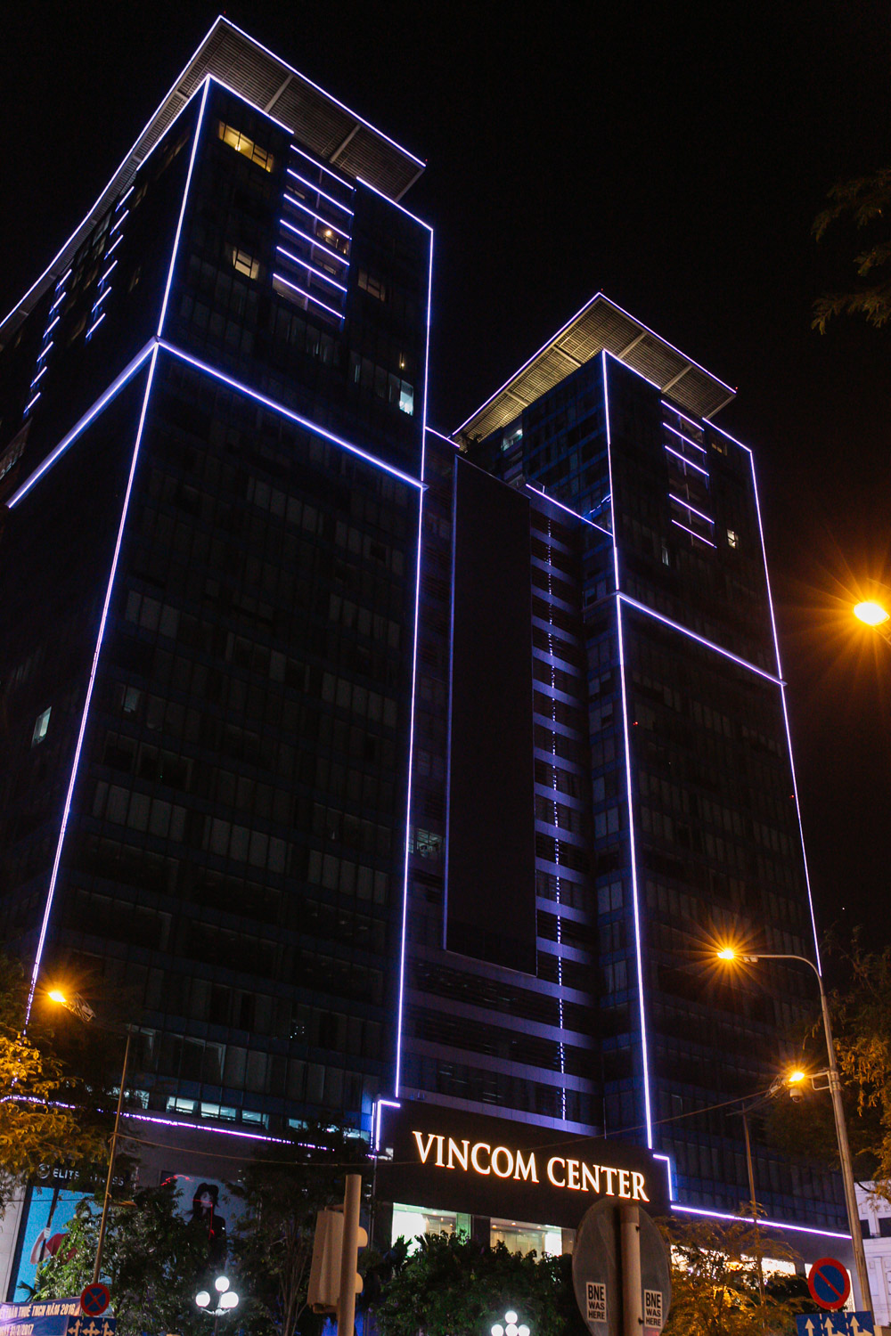 Ngắm Hà Nội - Sài Gòn: Trước và sau khi các điểm nổi tiếng đồng loạt tắt đèn nhân 10 năm Giờ Trái Đất - Ảnh 13. Ngắm Hà Nội - Sài Gòn: Trước và sau khi các điểm nổi tiếng đồng loạt tắt đèn nhân 10 năm Giờ Trái Đất - Ảnh 13.