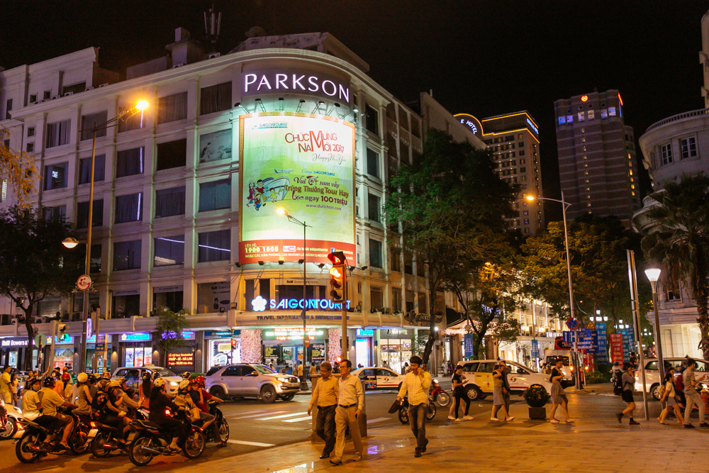 Ngắm Hà Nội - Sài Gòn: Trước và sau khi các điểm nổi tiếng đồng loạt tắt đèn nhân 10 năm Giờ Trái Đất - Ảnh 21. Ngắm Hà Nội - Sài Gòn: Trước và sau khi các điểm nổi tiếng đồng loạt tắt đèn nhân 10 năm Giờ Trái Đất - Ảnh 21.