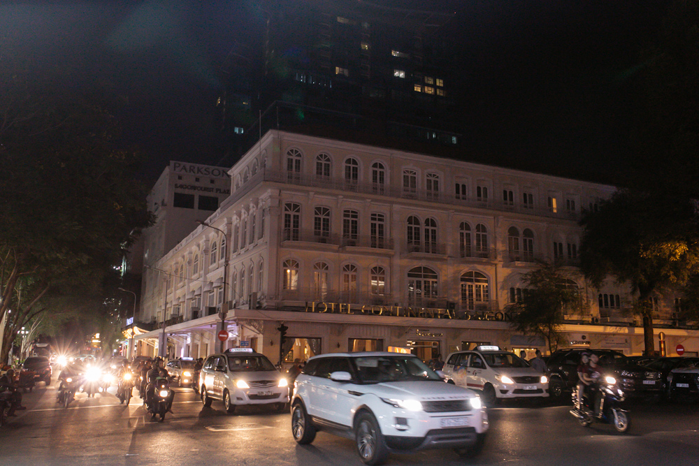 Ngắm Hà Nội - Sài Gòn: Trước và sau khi các điểm nổi tiếng đồng loạt tắt đèn nhân 10 năm Giờ Trái Đất - Ảnh 16. Ngắm Hà Nội - Sài Gòn: Trước và sau khi các điểm nổi tiếng đồng loạt tắt đèn nhân 10 năm Giờ Trái Đất - Ảnh 16.