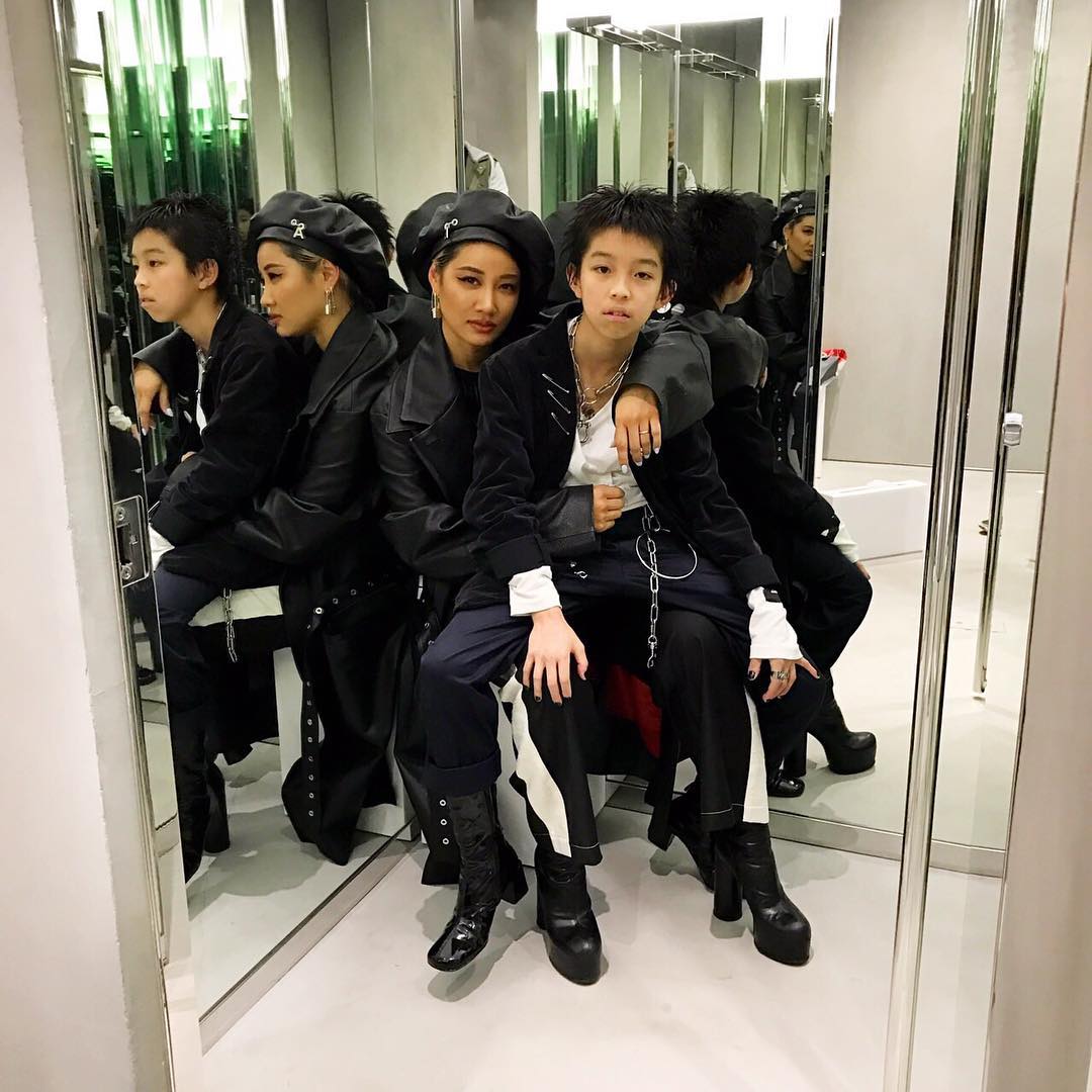 Kim Kardashian ư? Cậu nhóc 13 tuổi có style cực chất này mới là thánh selfie - Ảnh 16. Kim Kardashian ư? Cậu nhóc 13 tuổi có style cực chất này mới là thánh selfie - Ảnh 16.
