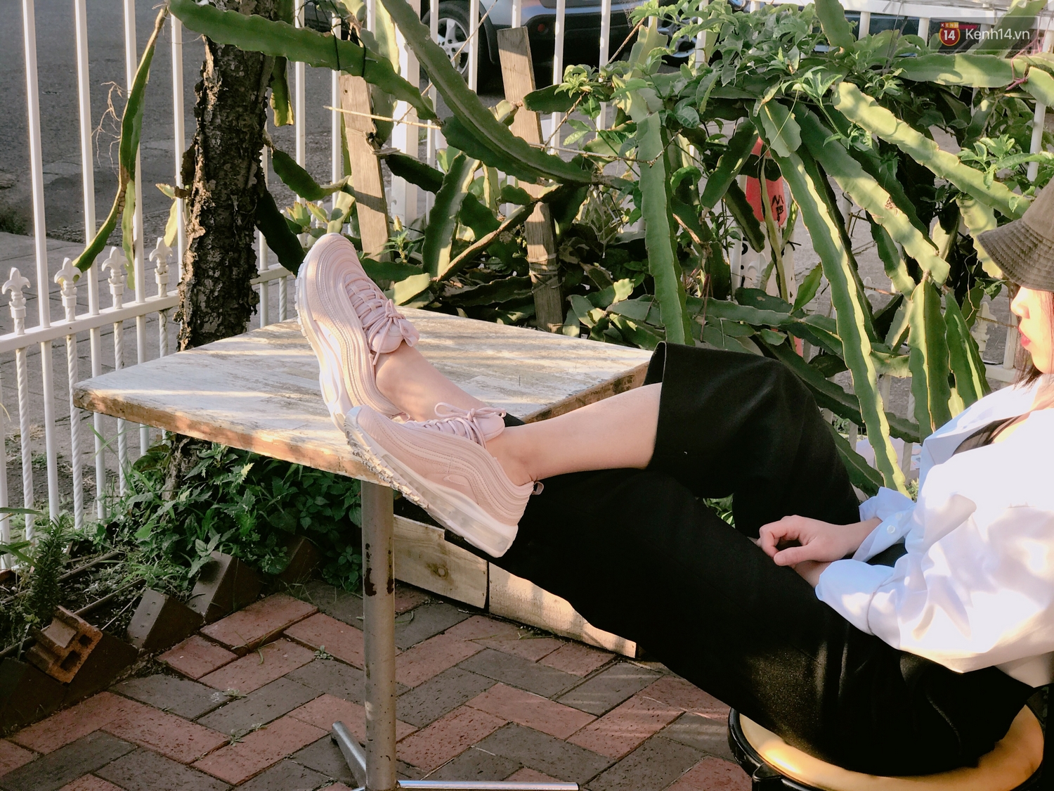 Review đôi sneaker được ví như viên kẹo ngọt đang đốn tim các cô nàng: Nike Air Max 97 Premium Pink Snakeskin - Ảnh 13. Review đôi sneaker được ví như viên kẹo ngọt đang đốn tim các cô nàng: Nike Air Max 97 Premium Pink Snakeskin - Ảnh 13.