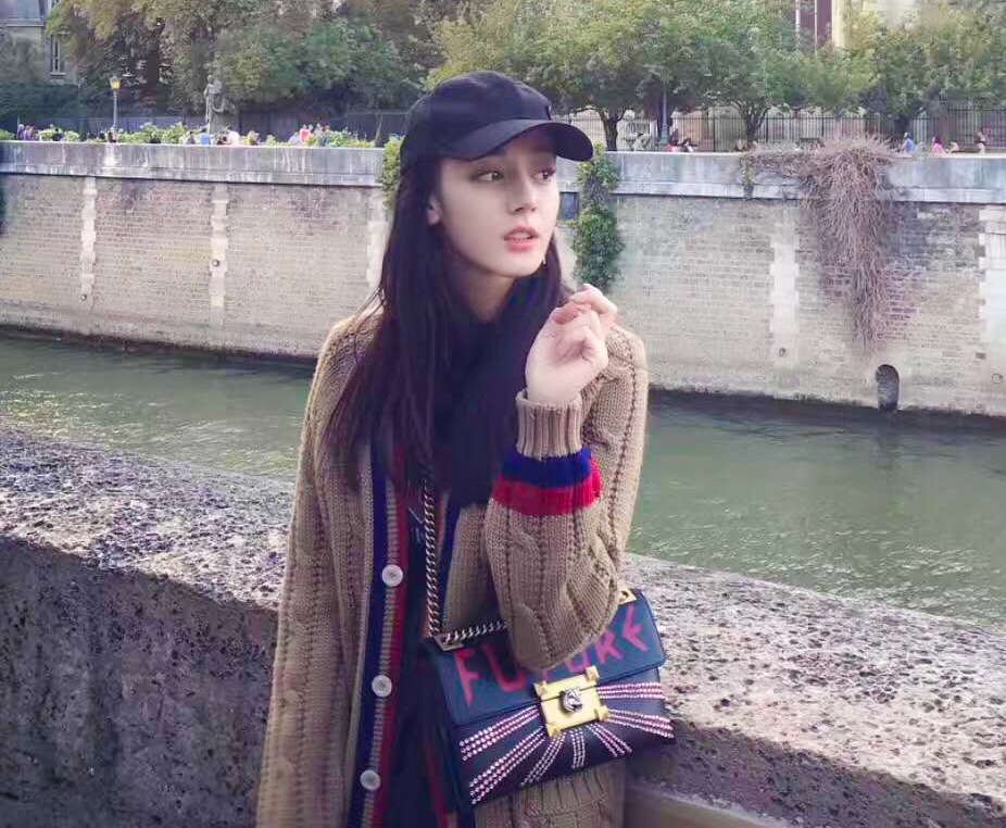 Ăn mặc đơn giản nhưng Địch Lệ Nhiệt Ba lại sở hữu cả kho toàn túi hàng hiệu màu mè hoa lá hẹ - Ảnh 8. Ăn mặc đơn giản nhưng Địch Lệ Nhiệt Ba lại sở hữu cả kho toàn túi hàng hiệu màu mè hoa lá hẹ - Ảnh 8.