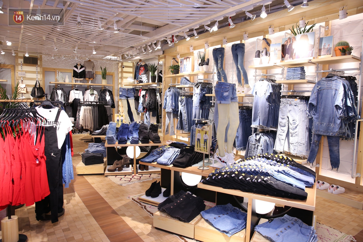 Loạt hình ảnh đầu tiên trong store Pull&Bear Việt Nam: hàng hóa đa dạng, nhiều item giá mềm chỉ 299.000 - 399.000 đồng - Ảnh 13. Loạt hình ảnh đầu tiên trong store Pull&Bear Việt Nam: hàng hóa đa dạng, nhiều item giá mềm chỉ 299.000 - 399.000 đồng - Ảnh 13.