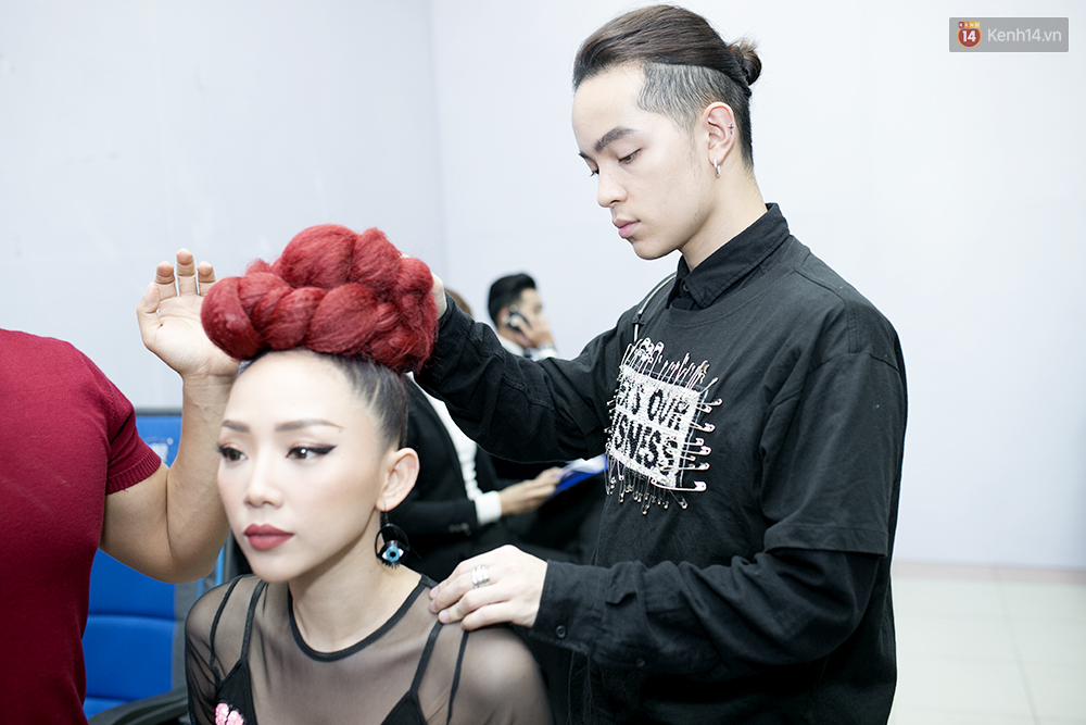 The Voice: Noo Phước Thịnh khoe áo điện máy xanh, Tóc Tiên làm nàng tiên cá - Ảnh 12. The Voice: Noo Phước Thịnh khoe áo điện máy xanh, Tóc Tiên làm nàng tiên cá - Ảnh 12.