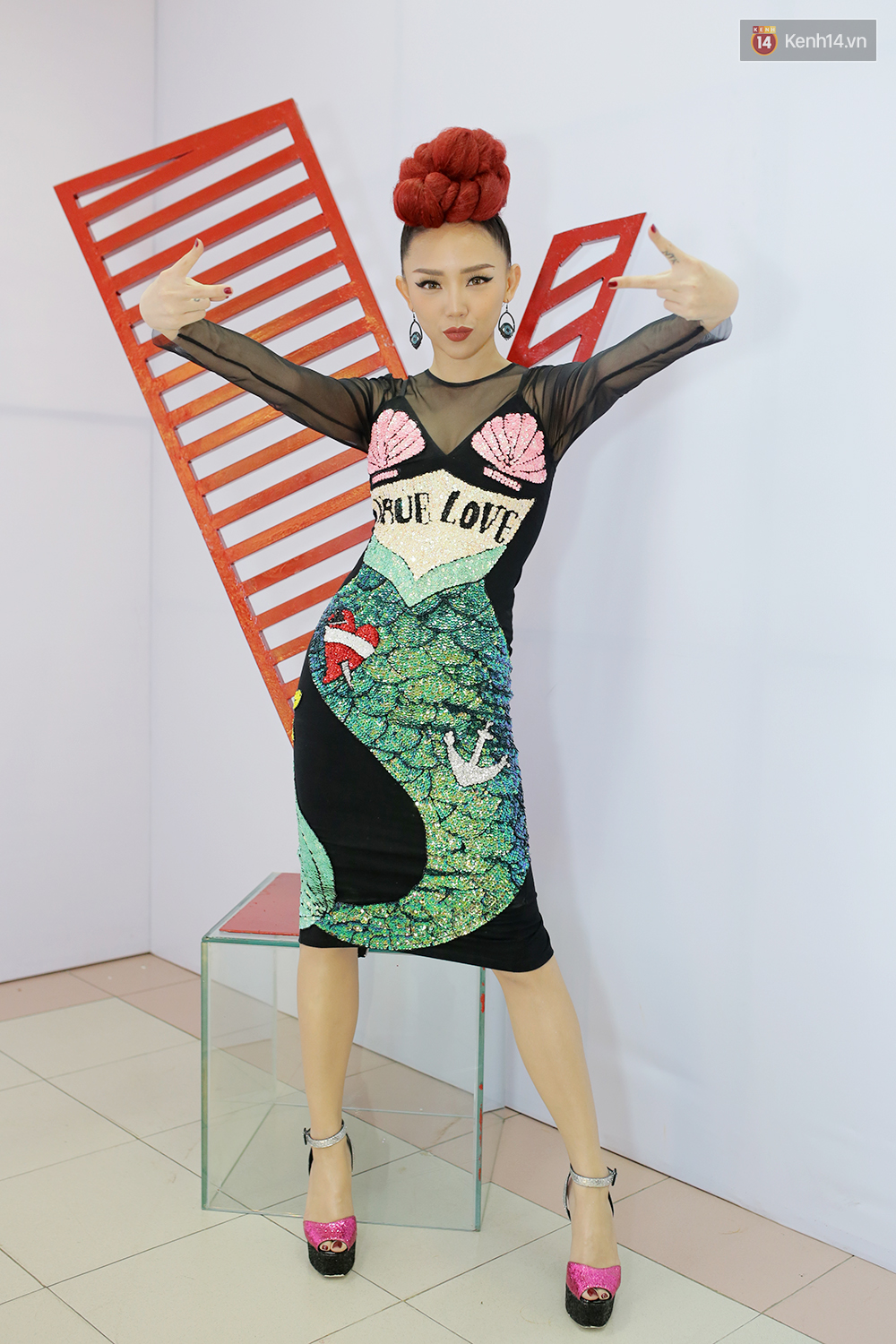 The Voice: Noo Phước Thịnh khoe áo điện máy xanh, Tóc Tiên làm nàng tiên cá - Ảnh 13. The Voice: Noo Phước Thịnh khoe áo điện máy xanh, Tóc Tiên làm nàng tiên cá - Ảnh 13.