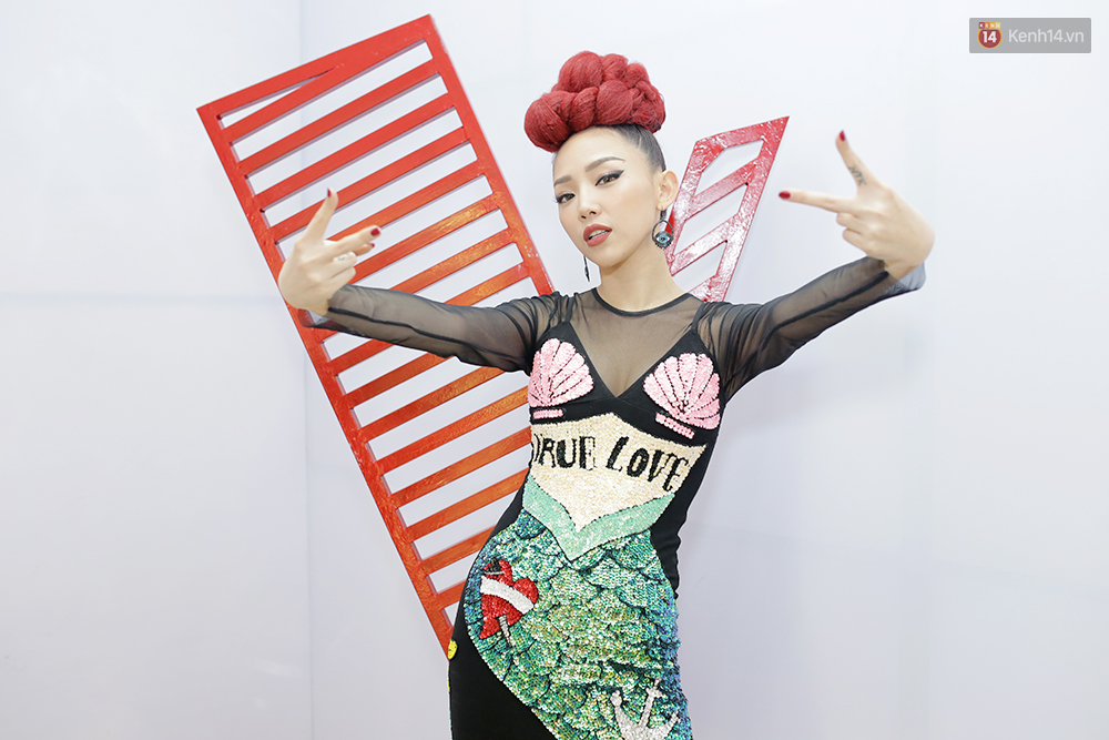 The Voice: Noo Phước Thịnh khoe áo điện máy xanh, Tóc Tiên làm nàng tiên cá - Ảnh 14. The Voice: Noo Phước Thịnh khoe áo điện máy xanh, Tóc Tiên làm nàng tiên cá - Ảnh 14.