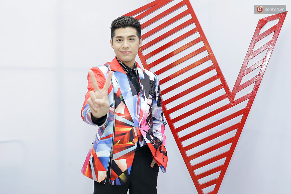 The Voice: Noo Phước Thịnh khoe áo điện máy xanh, Tóc Tiên làm nàng tiên cá - Ảnh 6. The Voice: Noo Phước Thịnh khoe áo điện máy xanh, Tóc Tiên làm nàng tiên cá - Ảnh 6.