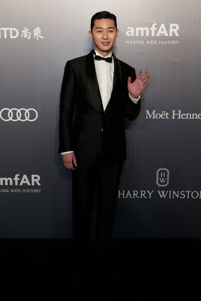 Hình ảnh CL khoe vòng một trong bộ váy thảm họa bỗng trở thành cảm hứng chế ảnh bất tận - Ảnh 16. Hình ảnh CL khoe vòng một trong bộ váy thảm họa bỗng trở thành cảm hứng chế ảnh bất tận - Ảnh 16.