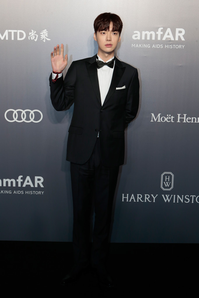 Hình ảnh CL khoe vòng một trong bộ váy thảm họa bỗng trở thành cảm hứng chế ảnh bất tận - Ảnh 17. Hình ảnh CL khoe vòng một trong bộ váy thảm họa bỗng trở thành cảm hứng chế ảnh bất tận - Ảnh 17.