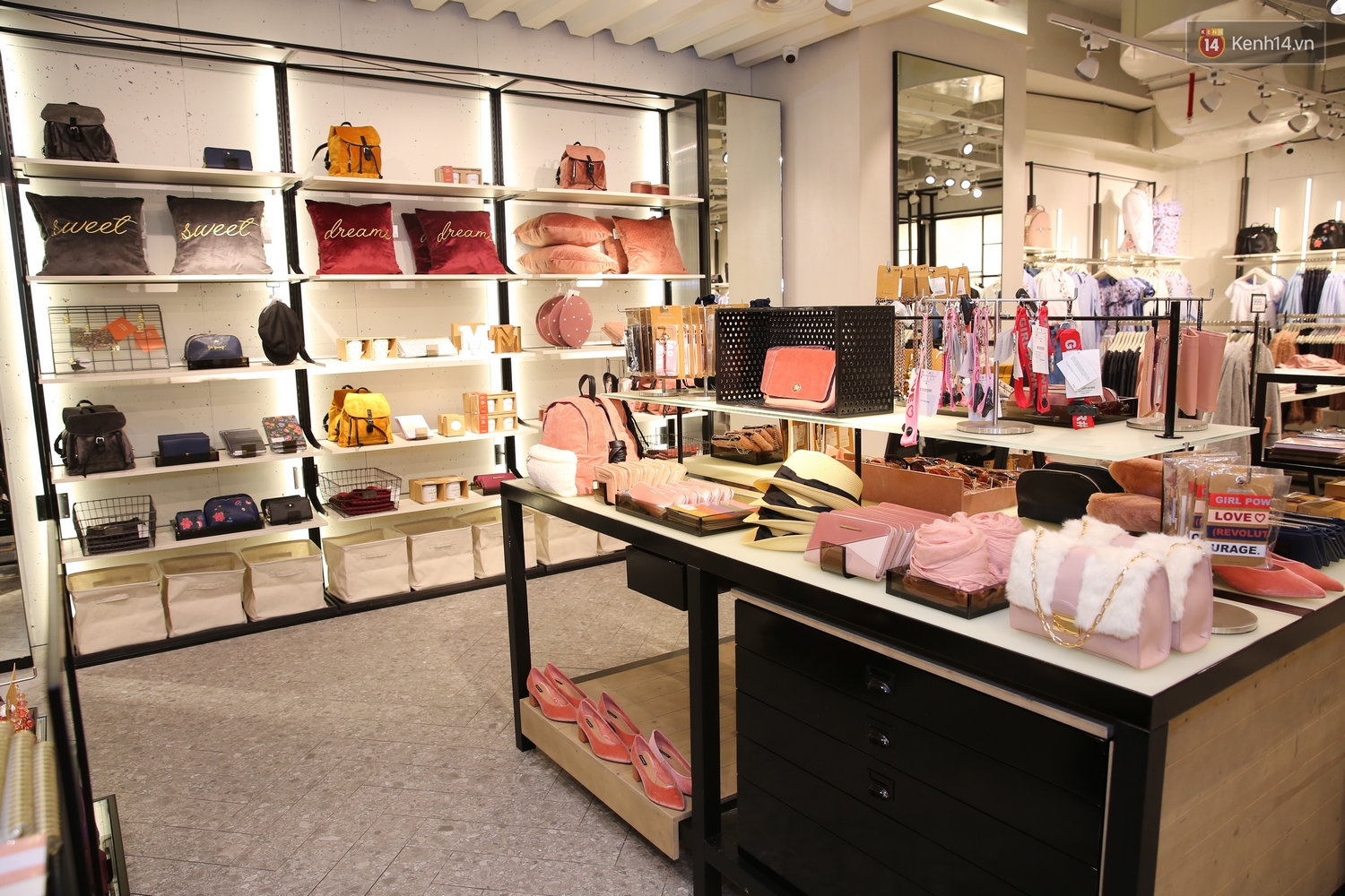 Stradivarius Việt Nam khai trương: Đồ đẹp giá siêu dễ chịu, áo phông cao nhất chỉ 249.000 đồng - Ảnh 17. Stradivarius Việt Nam khai trương: Đồ đẹp giá siêu dễ chịu, áo phông cao nhất chỉ 249.000 đồng - Ảnh 17.