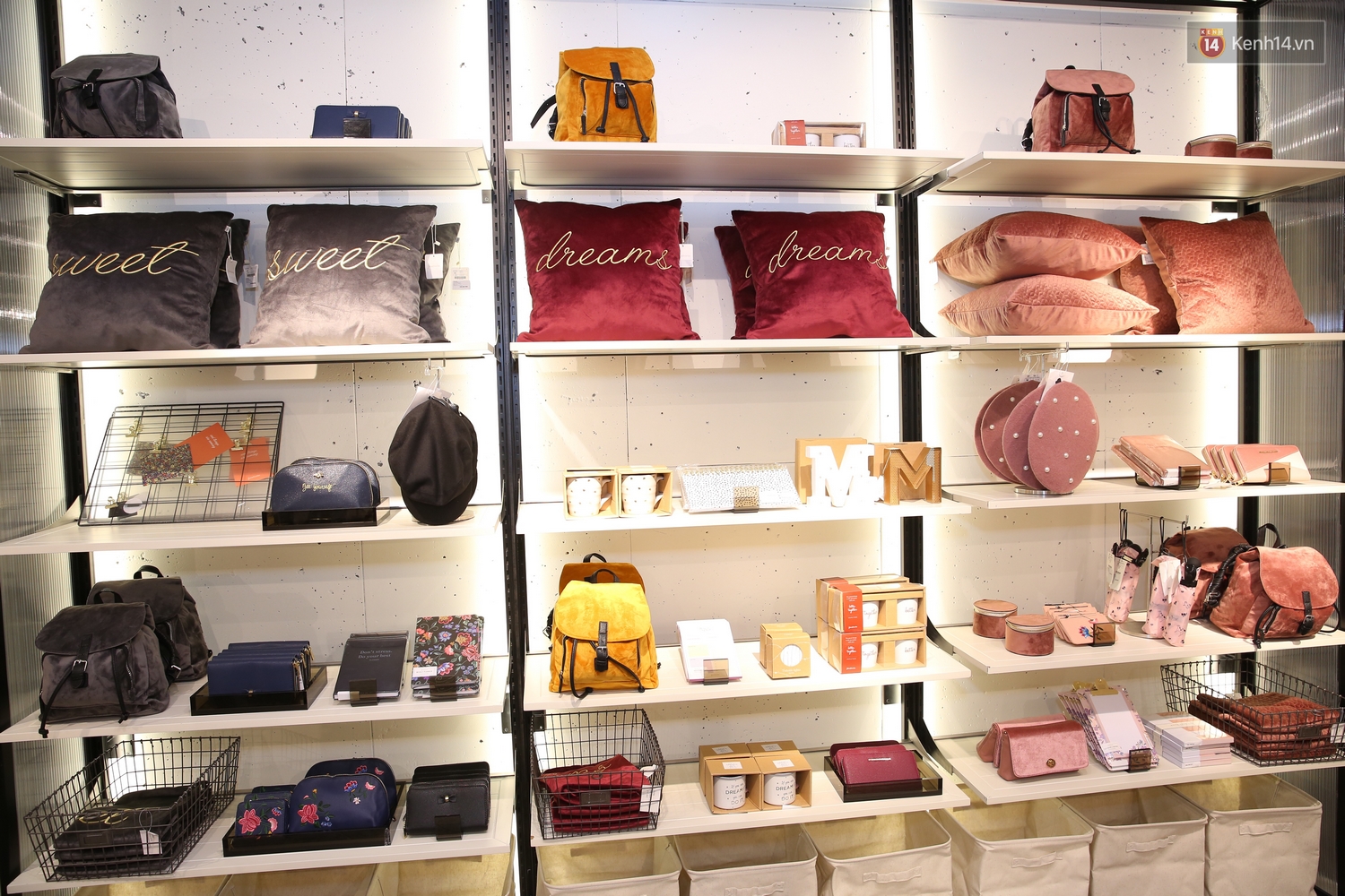 Stradivarius Việt Nam khai trương: Đồ đẹp giá siêu dễ chịu, áo phông cao nhất chỉ 249.000 đồng - Ảnh 18. Stradivarius Việt Nam khai trương: Đồ đẹp giá siêu dễ chịu, áo phông cao nhất chỉ 249.000 đồng - Ảnh 18.