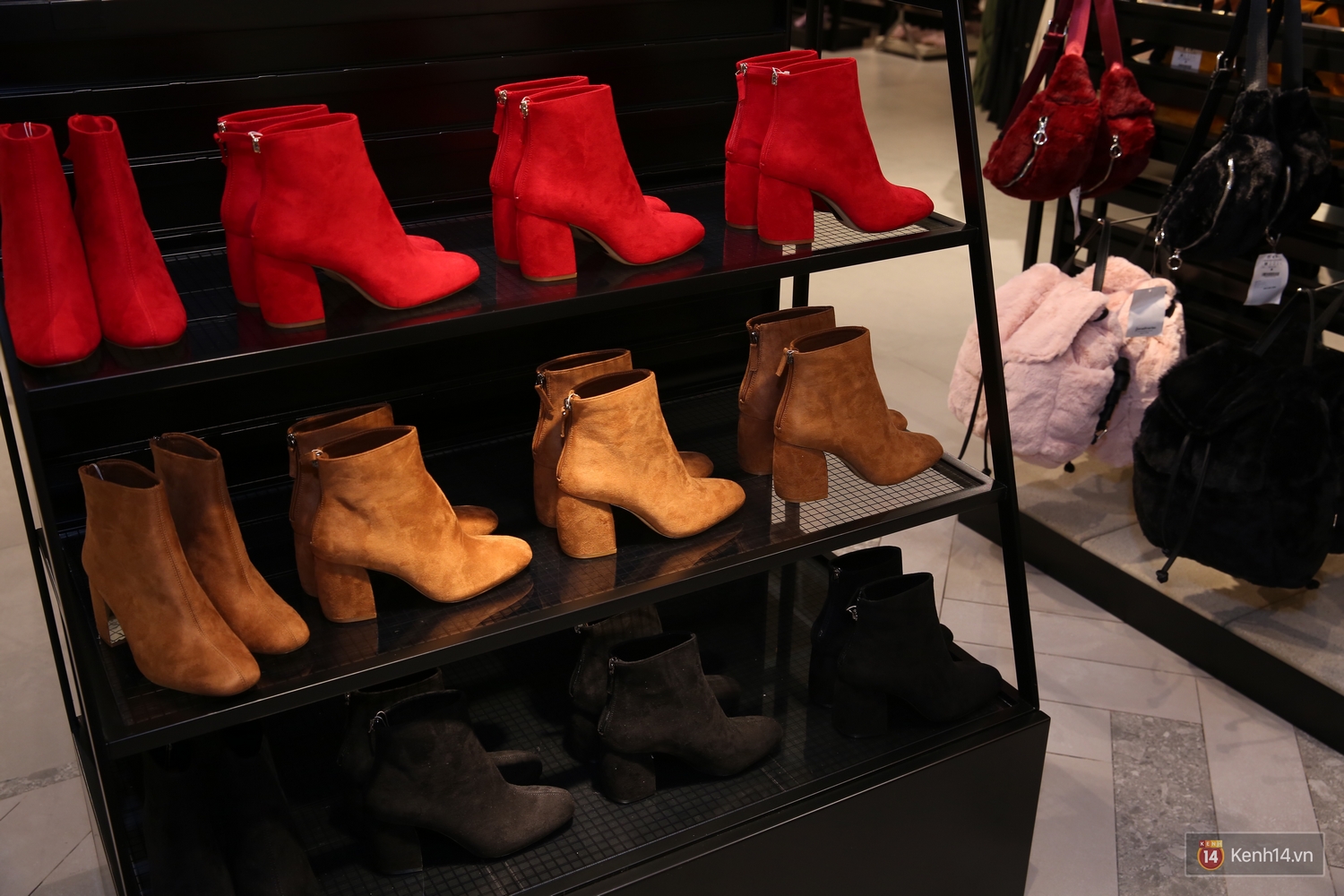 Stradivarius Việt Nam khai trương: Đồ đẹp giá siêu dễ chịu, áo phông cao nhất chỉ 249.000 đồng - Ảnh 20. Stradivarius Việt Nam khai trương: Đồ đẹp giá siêu dễ chịu, áo phông cao nhất chỉ 249.000 đồng - Ảnh 20.