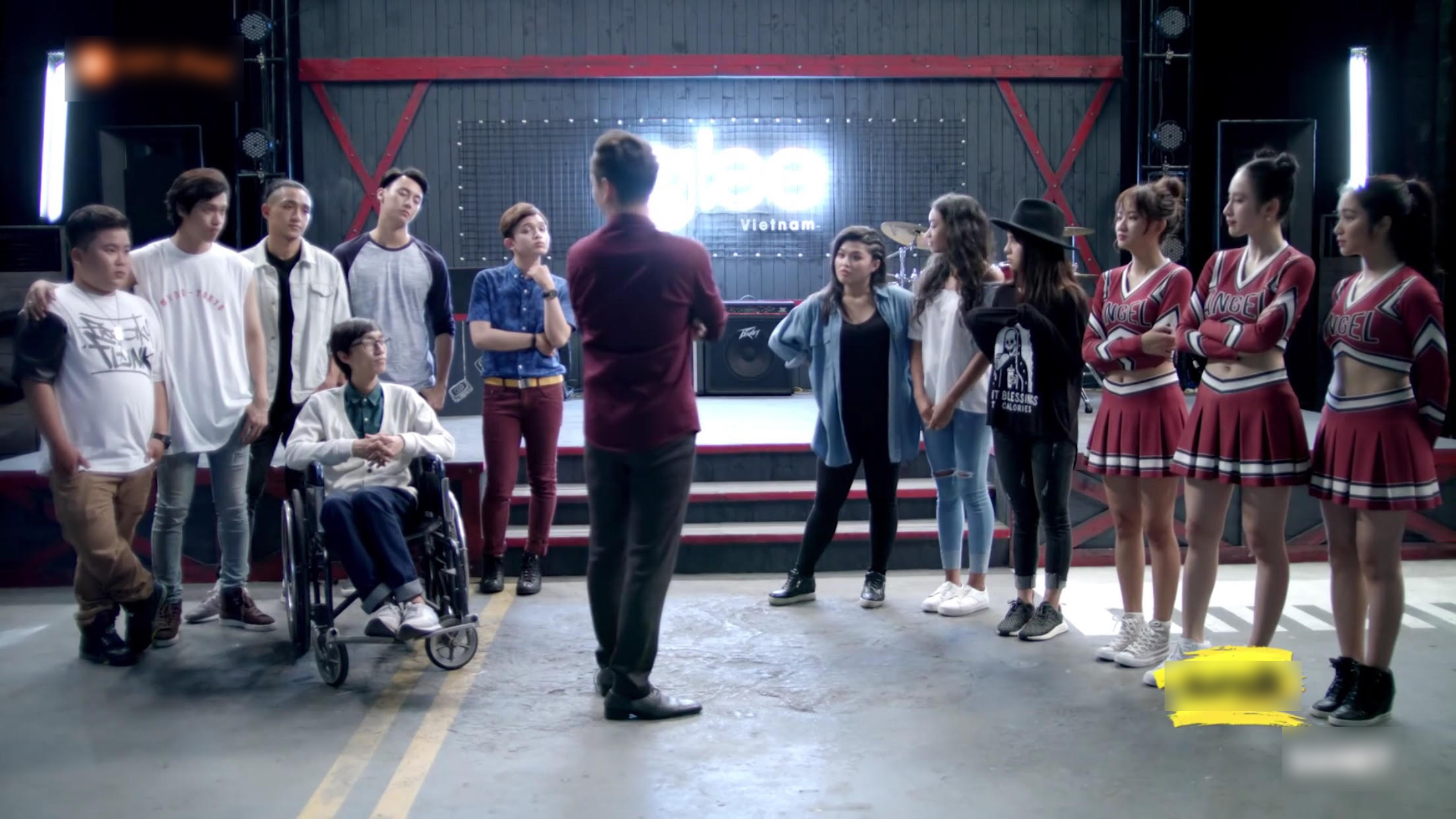 Glee Việt tập 6: Tập thể học sinh bị người yêu thầy Minh phát thuốc thần” để hát cho sung - Ảnh 1. Glee Việt tập 6: Tập thể học sinh bị người yêu thầy Minh phát thuốc thần” để hát cho sung - Ảnh 1.