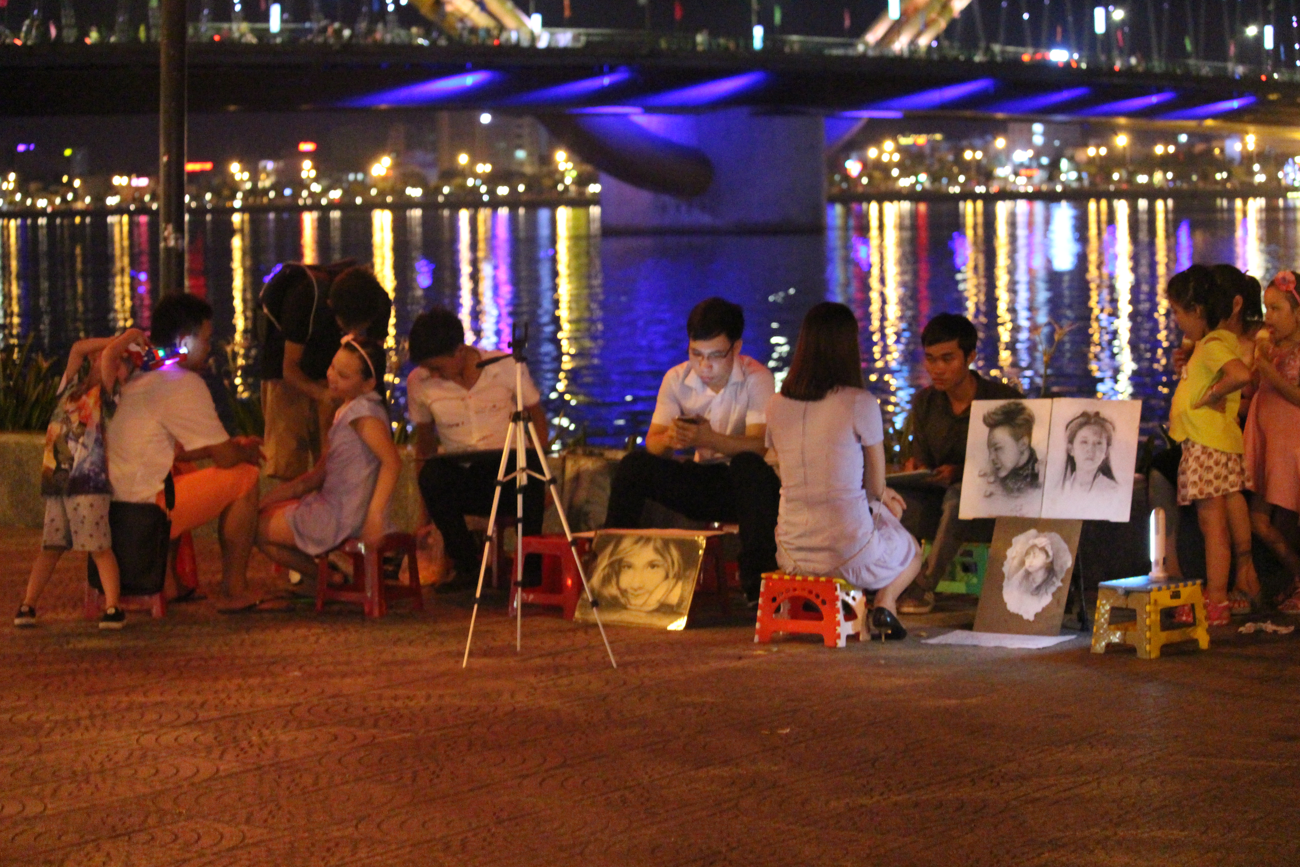 Chùm ảnh: Giới trẻ khắp mọi miền háo hức dạo phố đêm Quốc Khánh 2/9 - Ảnh 18. Chùm ảnh: Giới trẻ khắp mọi miền háo hức dạo phố đêm Quốc Khánh 2/9 - Ảnh 18.