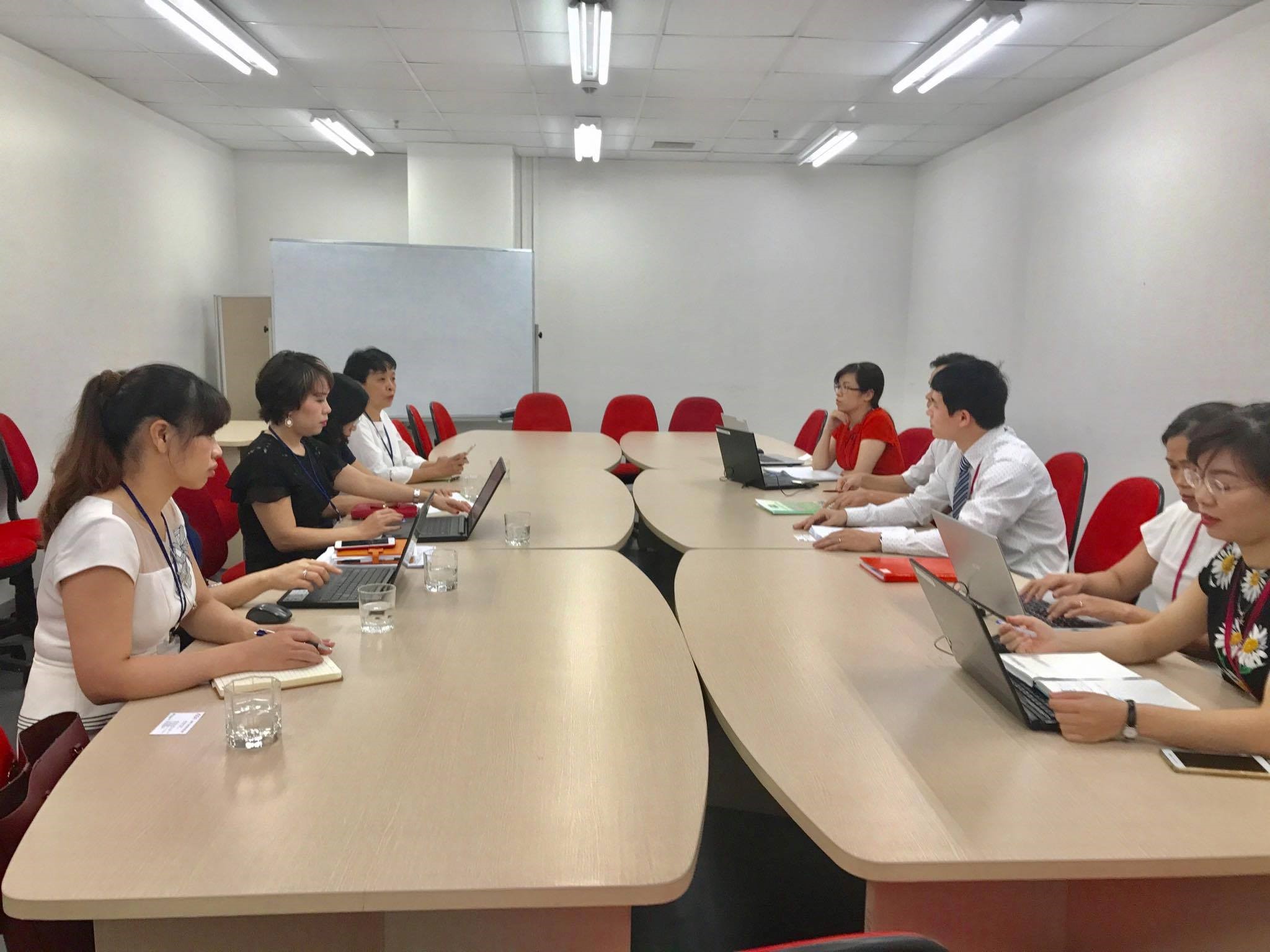 Phụ huynh kinh hãi khi chứng kiến “ổ mủ” chảy ra từ miếng thịt lợn cung cấp vào bếp ăn trường học - Ảnh 4. Phụ huynh kinh hãi khi chứng kiến “ổ mủ” chảy ra từ miếng thịt lợn cung cấp vào bếp ăn trường học - Ảnh 4.