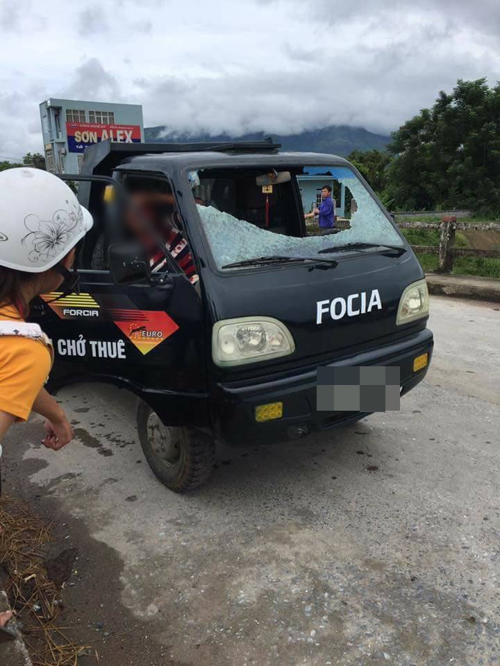 Yên Bái: Người đàn ông cầm gạch ném vỡ kính xe ô tô khiến 1 người bị thương nặng ở mắt - Ảnh 1. Yên Bái: Người đàn ông cầm gạch ném vỡ kính xe ô tô khiến 1 người bị thương nặng ở mắt - Ảnh 1.