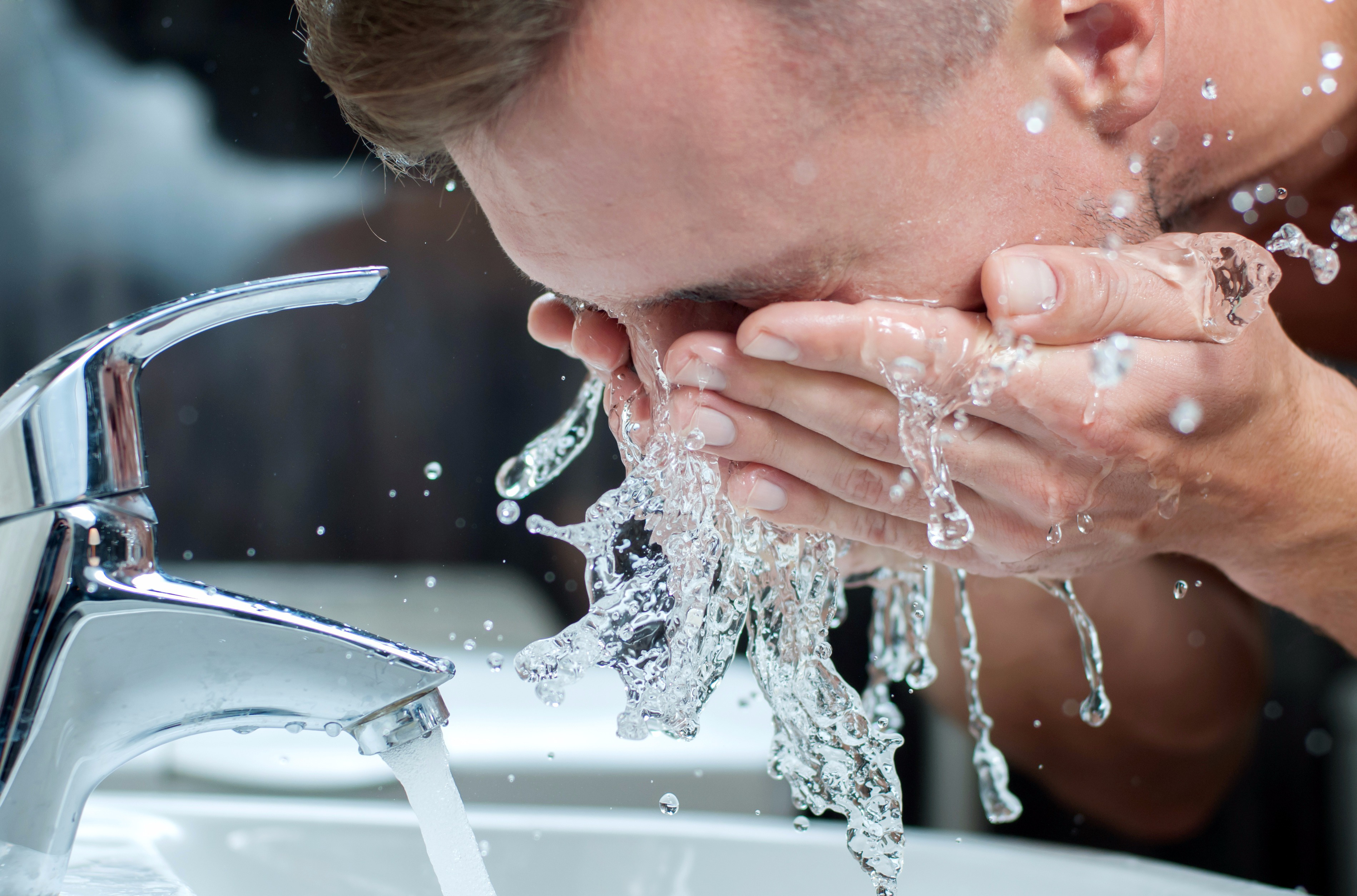 Những thói quen rửa mặt cần biết để giúp làn da con trai luôn khỏe đẹp - Ảnh 2. Những thói quen rửa mặt cần biết để giúp làn da con trai luôn khỏe đẹp - Ảnh 2.