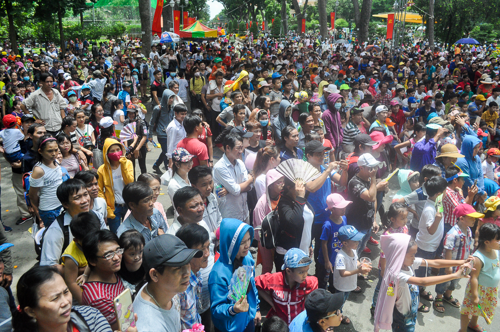 Hàng nghìn người đổ về Thảo Cầm Viên Sài Gòn dựng lều, mắc võng trốn nắng gắt trong ngày lễ 2/9 - Ảnh 17. Hàng nghìn người đổ về Thảo Cầm Viên Sài Gòn dựng lều, mắc võng trốn nắng gắt trong ngày lễ 2/9 - Ảnh 17.