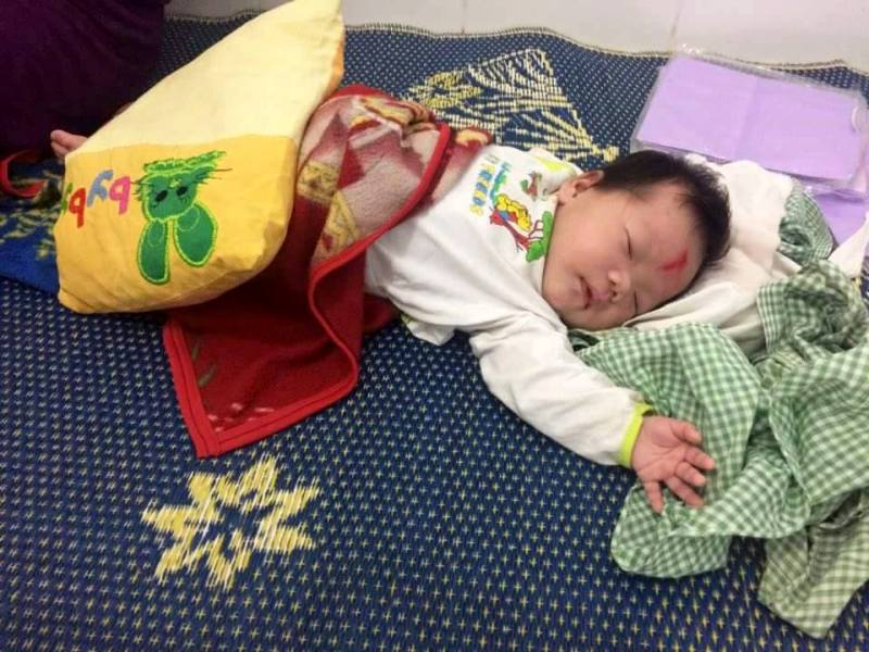 Bé gái 2 tháng tuổi bị bỏ rơi ở Nghệ An đã được nhận nuôi - Ảnh 2. Bé gái 2 tháng tuổi bị bỏ rơi ở Nghệ An đã được nhận nuôi - Ảnh 2.