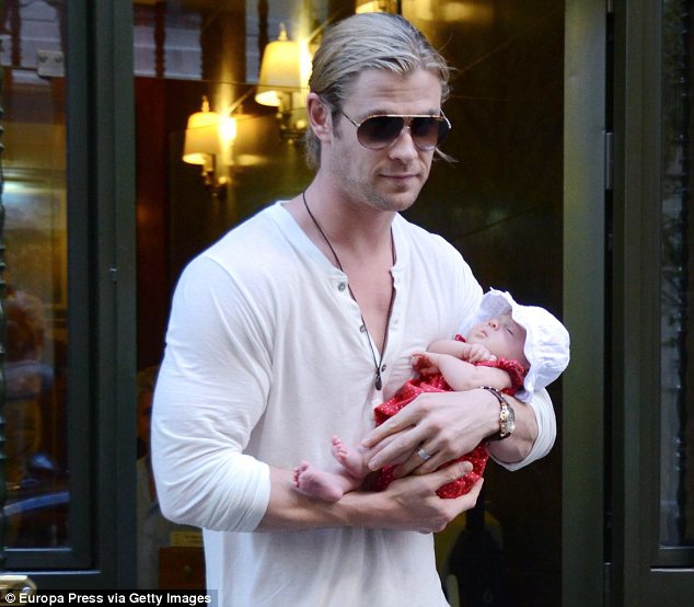 Chris Hemsworth - Chàng Thor đẹp trai trong phim và ông bố ngọt ngào ngoài đời khiến chị em đổ gục - Ảnh 19.