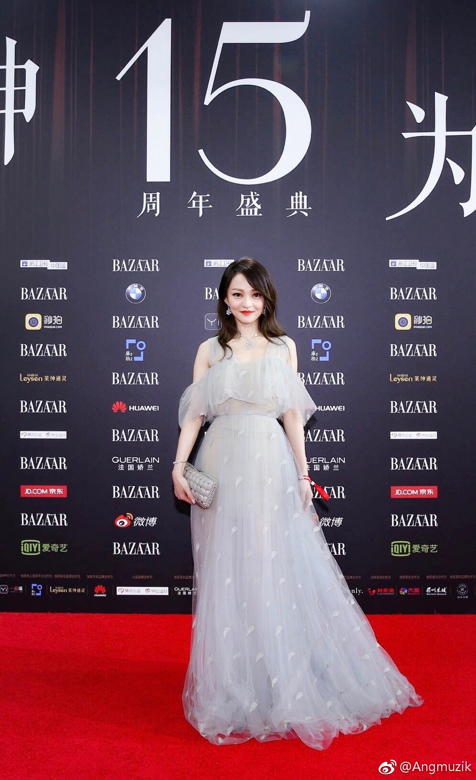 Lại thêm một người đẹp vô duyên hứng chịu chỉ trích vì tranh vị trí trung tâm giữa dàn sao Cbiz hạng A - Ảnh 1. Lại thêm một người đẹp vô duyên hứng chịu chỉ trích vì tranh vị trí trung tâm giữa dàn sao Cbiz hạng A - Ảnh 1.