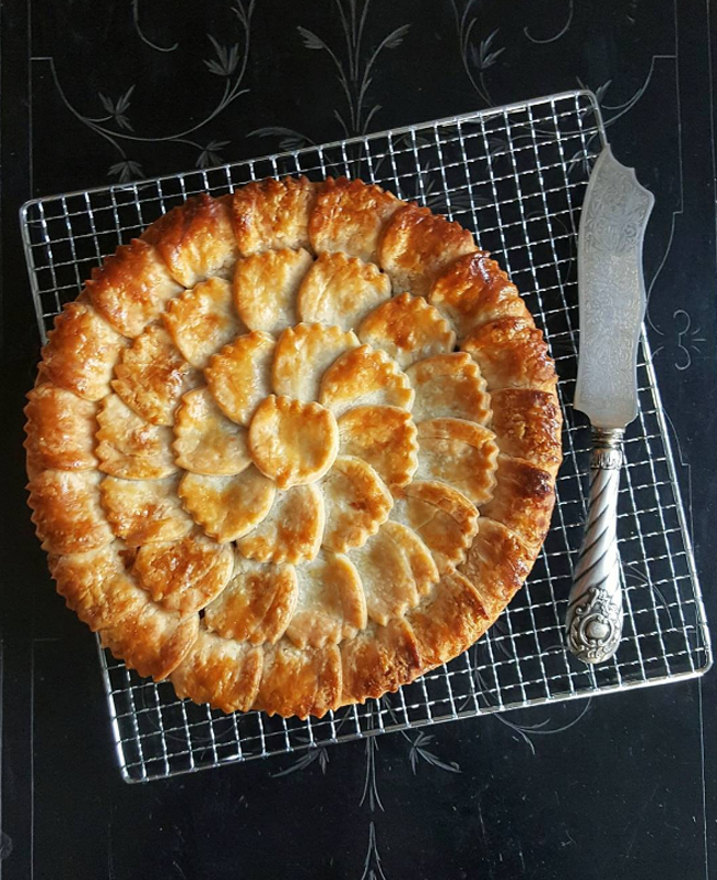 Chiêm ngưỡng những chiếc bánh ngọt được khoác thêm lớp vỏ cắt tỉa tinh tế hết nút - Ảnh 16. Chiêm ngưỡng những chiếc bánh ngọt được khoác thêm lớp vỏ cắt tỉa tinh tế hết nút - Ảnh 16.