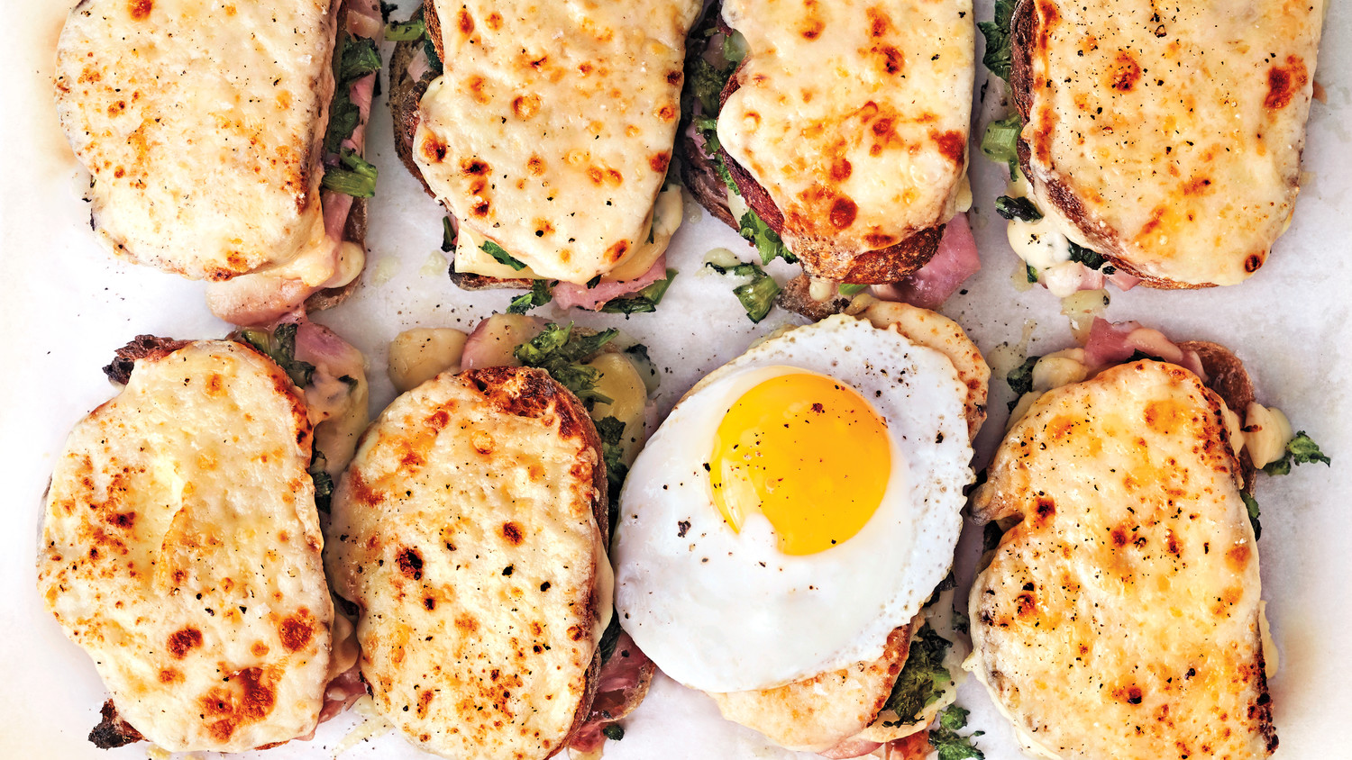 Mê ẩm thực Pháp mà không biết đến bánh mì 3 tầng Croque-monsieur lừng danh này thì thật thiếu sót - Ảnh 9. Mê ẩm thực Pháp mà không biết đến bánh mì 3 tầng Croque-monsieur lừng danh này thì thật thiếu sót - Ảnh 9.
