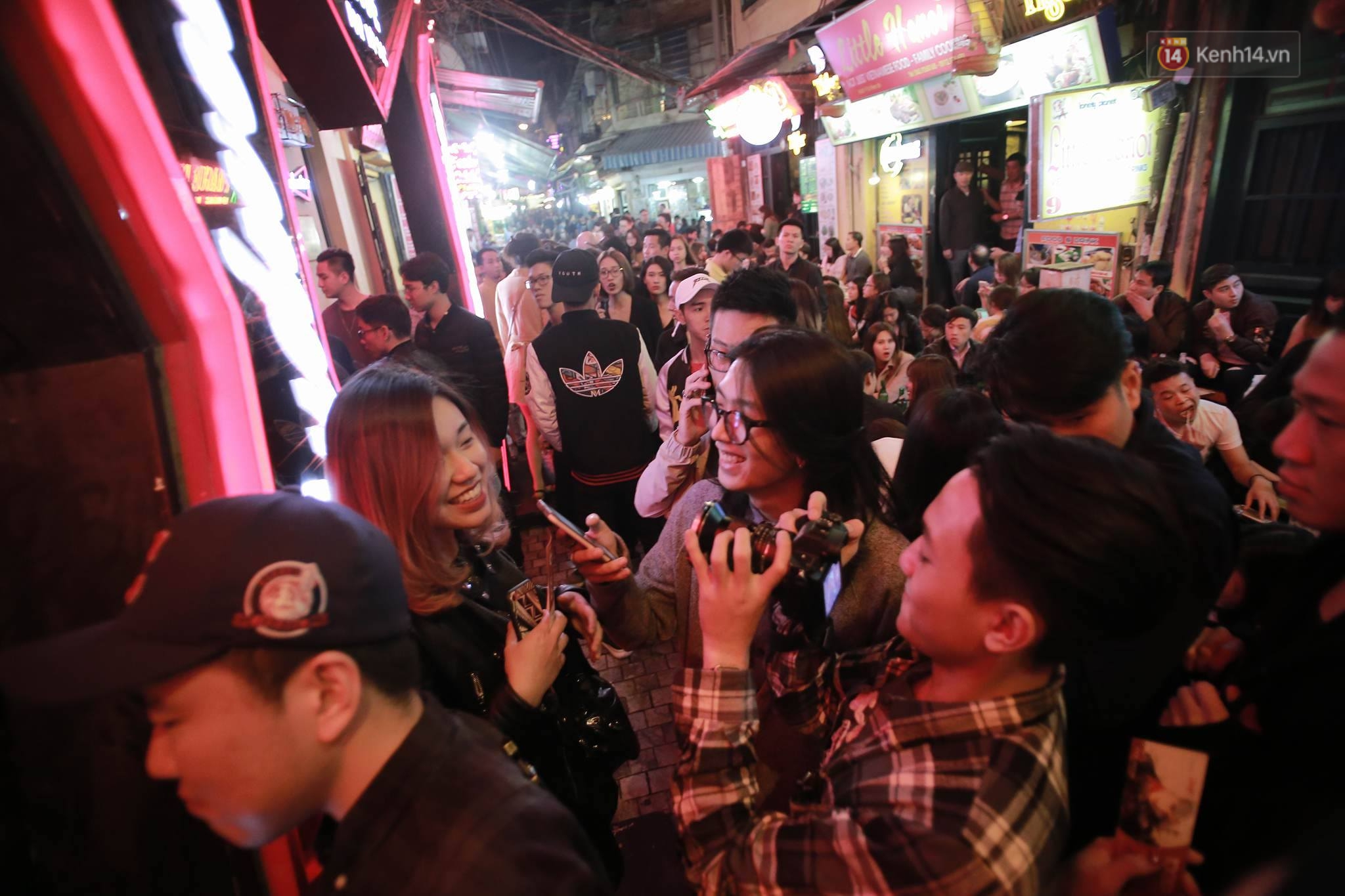 Fan xếp hàng đông nghẹt chờ xem Sơn Tùng biểu diễn - Ảnh 2. Fan xếp hàng đông nghẹt chờ xem Sơn Tùng biểu diễn - Ảnh 2.