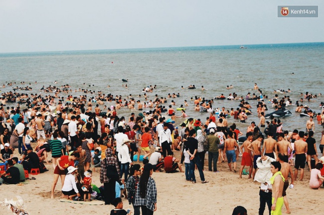 Kì nghỉ lễ 30/4 - 1/5, du khách chia sẻ với nhau từng centimet tại các bãi biển - Ảnh 3.