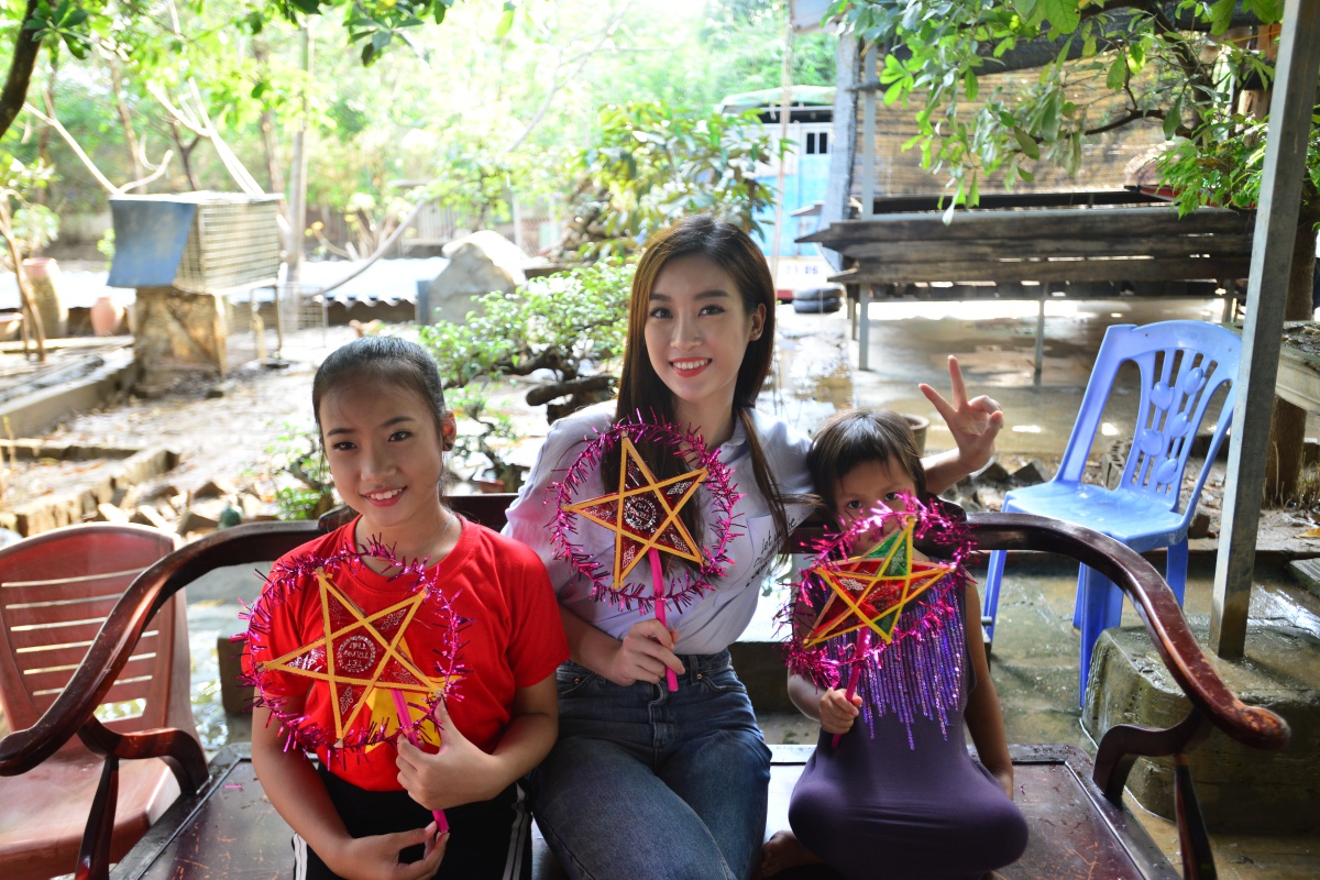 Đỗ Mỹ Linh, Thanh Tú mang Trung Thu đến với trẻ em làng chài - Ảnh 3. Đỗ Mỹ Linh, Thanh Tú mang Trung Thu đến với trẻ em làng chài - Ảnh 3.