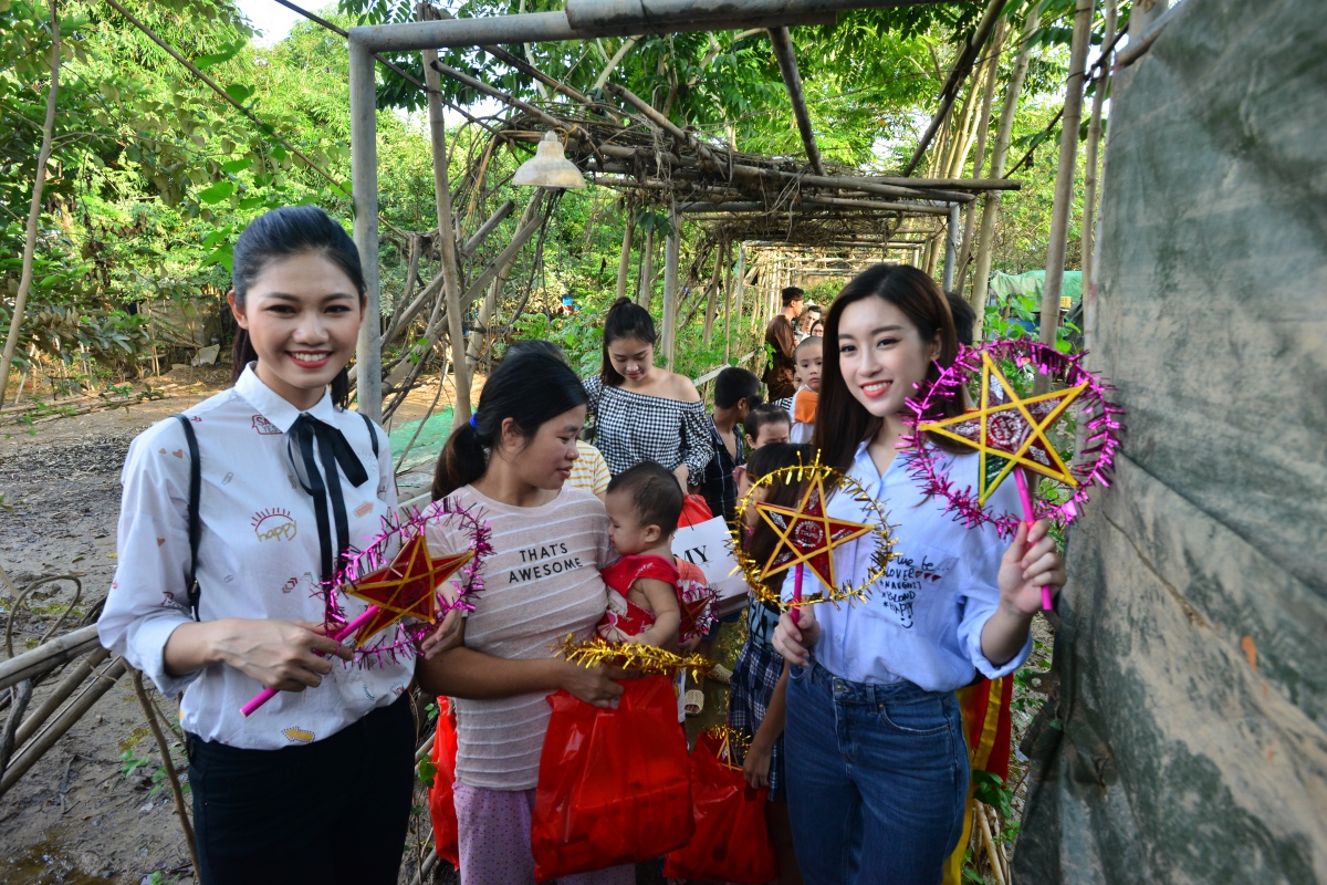 Đỗ Mỹ Linh, Thanh Tú mang Trung Thu đến với trẻ em làng chài - Ảnh 7. Đỗ Mỹ Linh, Thanh Tú mang Trung Thu đến với trẻ em làng chài - Ảnh 7.