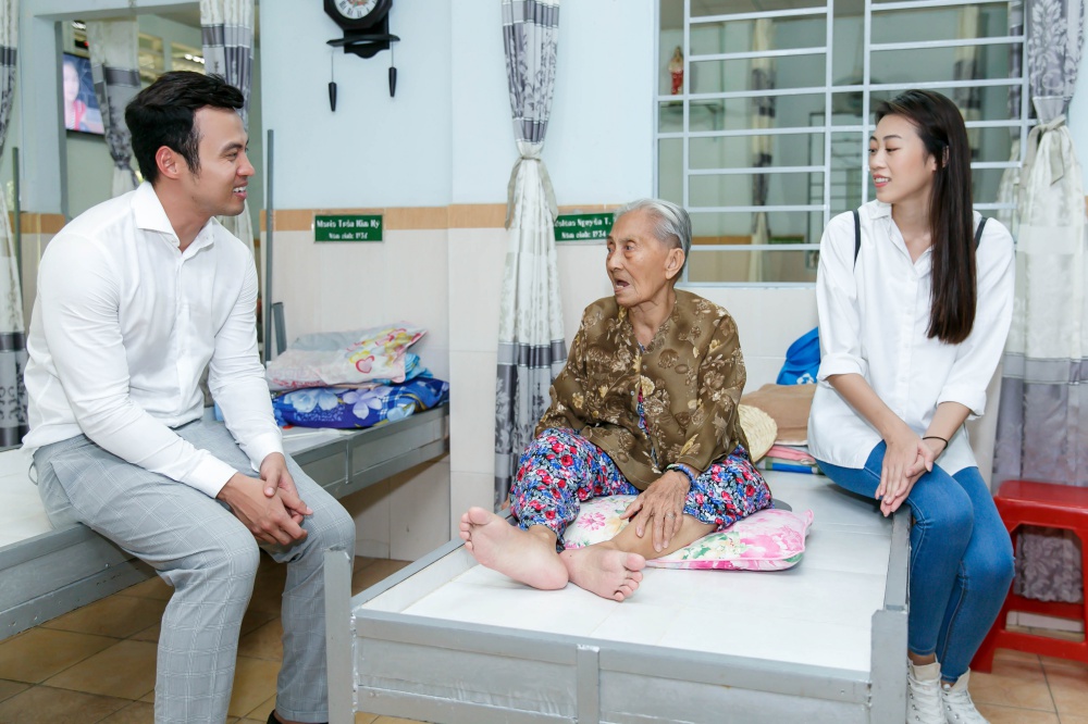 Thùy Dương, Kikki Lê xúc động trước hoàn cảnh của những cụ già neo đơn - Ảnh 10. Thùy Dương, Kikki Lê xúc động trước hoàn cảnh của những cụ già neo đơn - Ảnh 10.